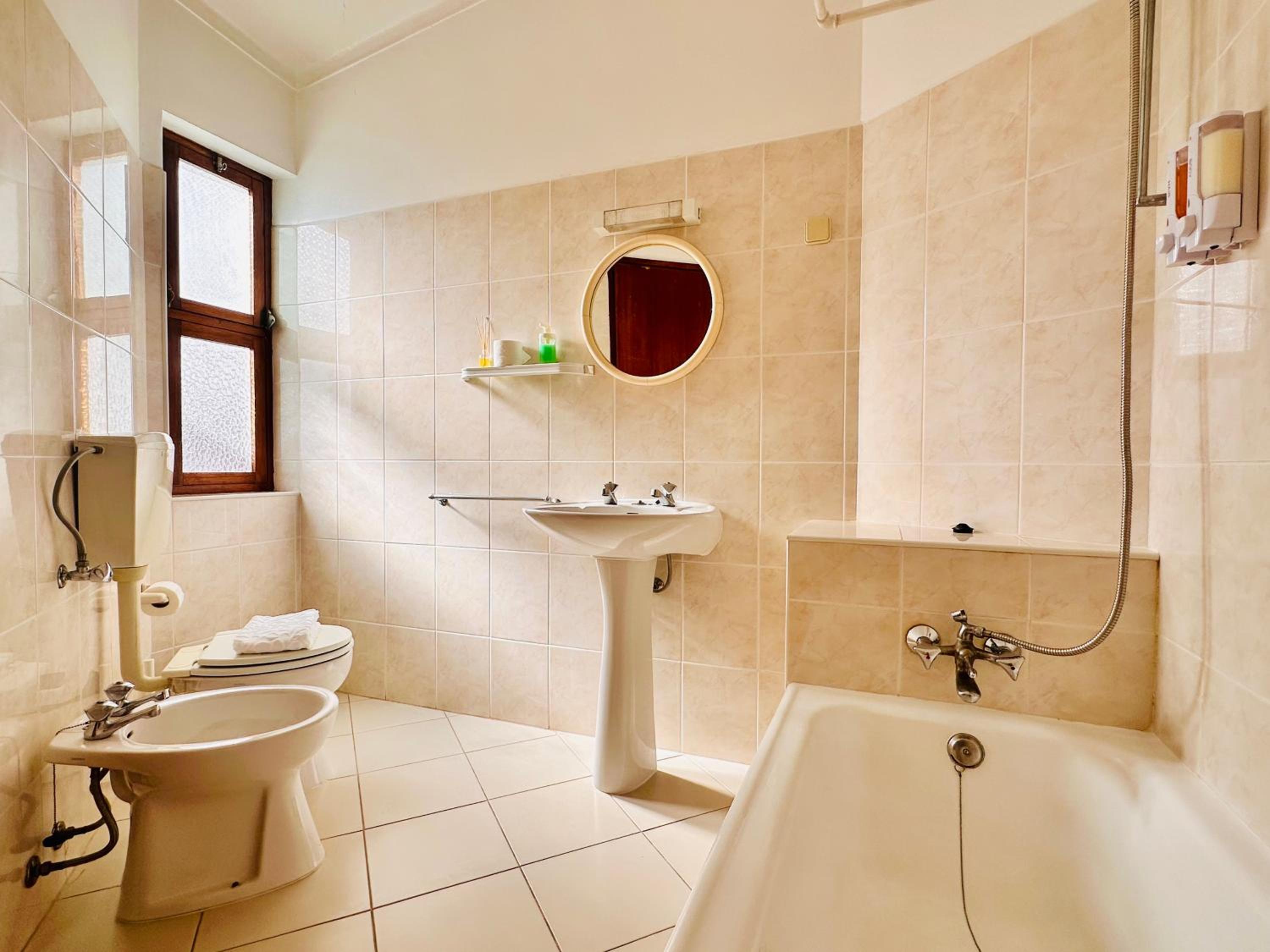 Deluxe Double Room with Bath - Photo 7