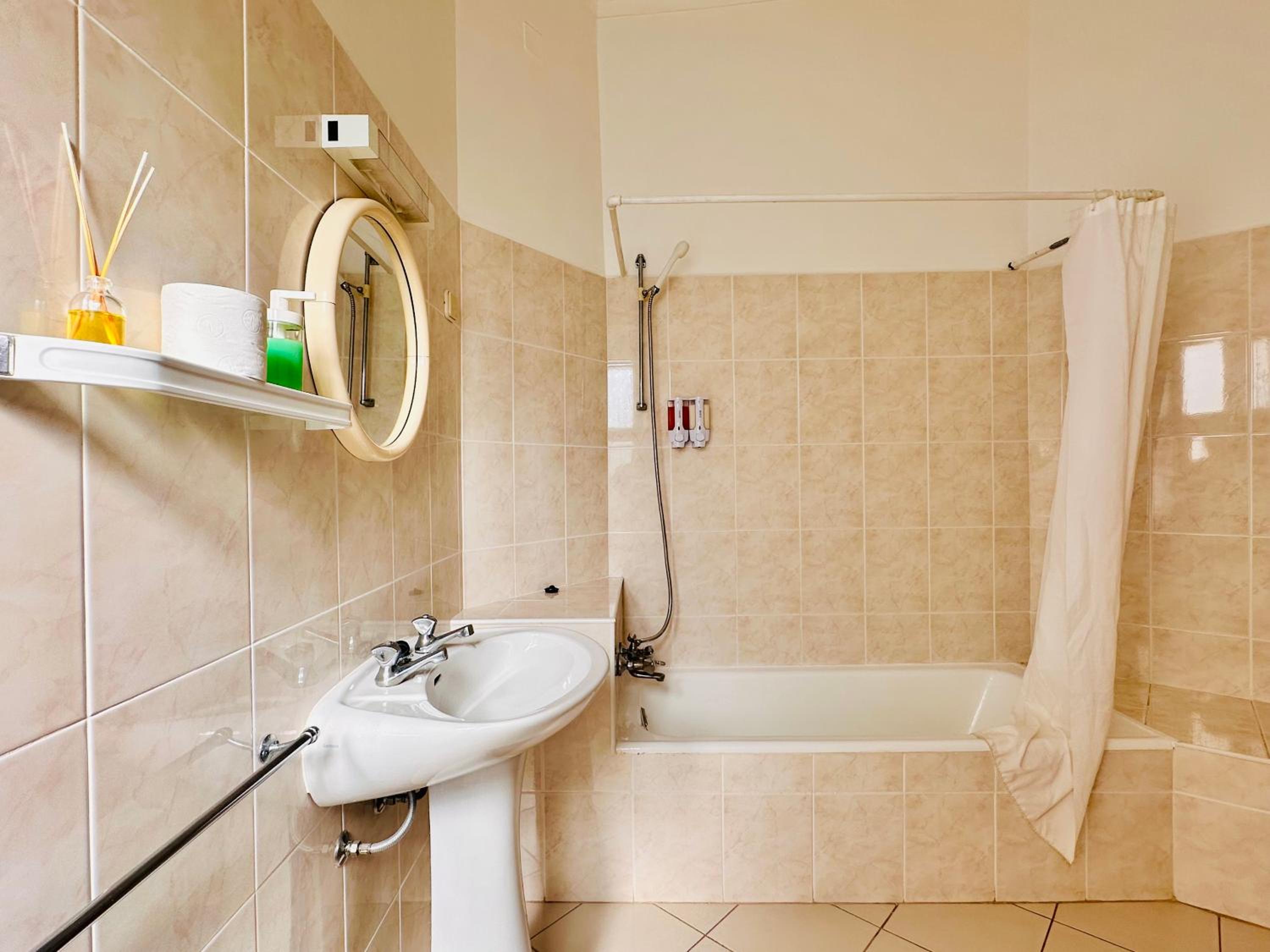 Deluxe Double Room with Bath - Photo 8