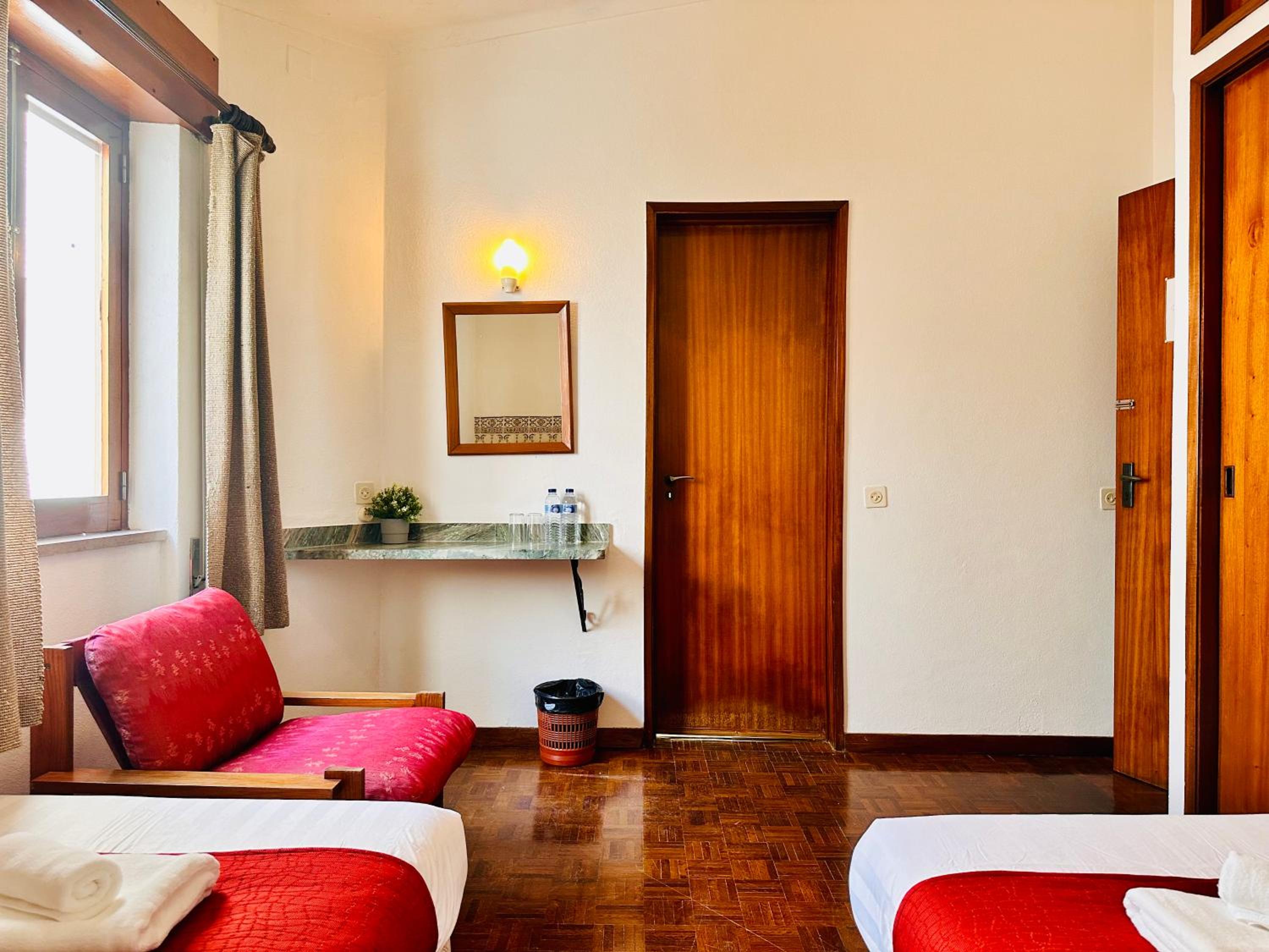 Deluxe Double Room with Bath - Photo 3