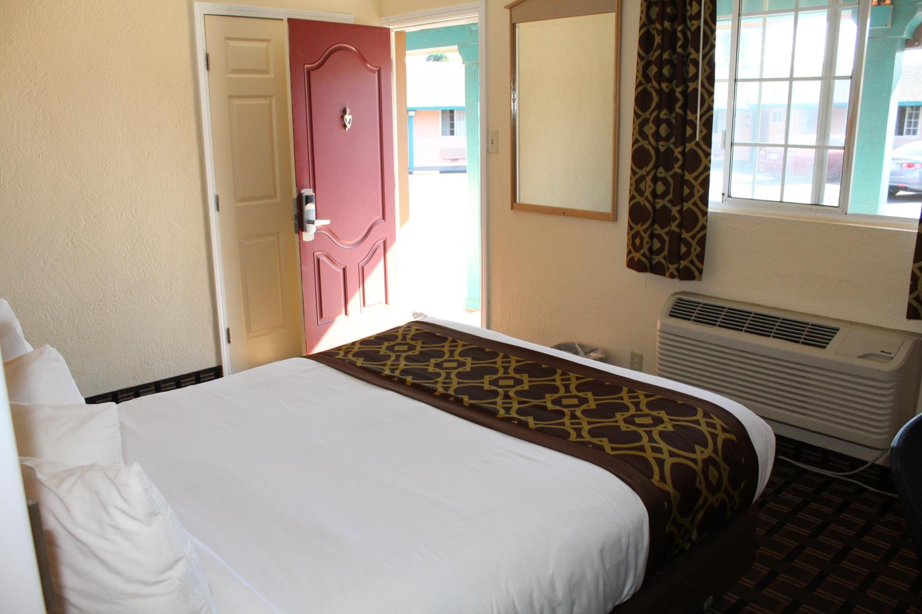 Deluxe King and Queen Suite with Kitchenette - Non Smoking photo 2