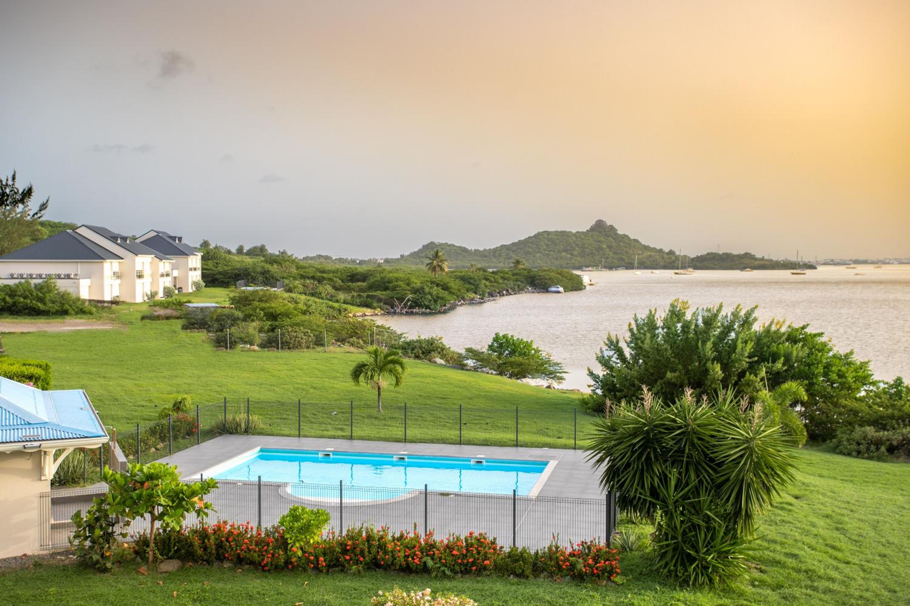 Two-Bedroom Apartment with Terrace and Sea View photo 2