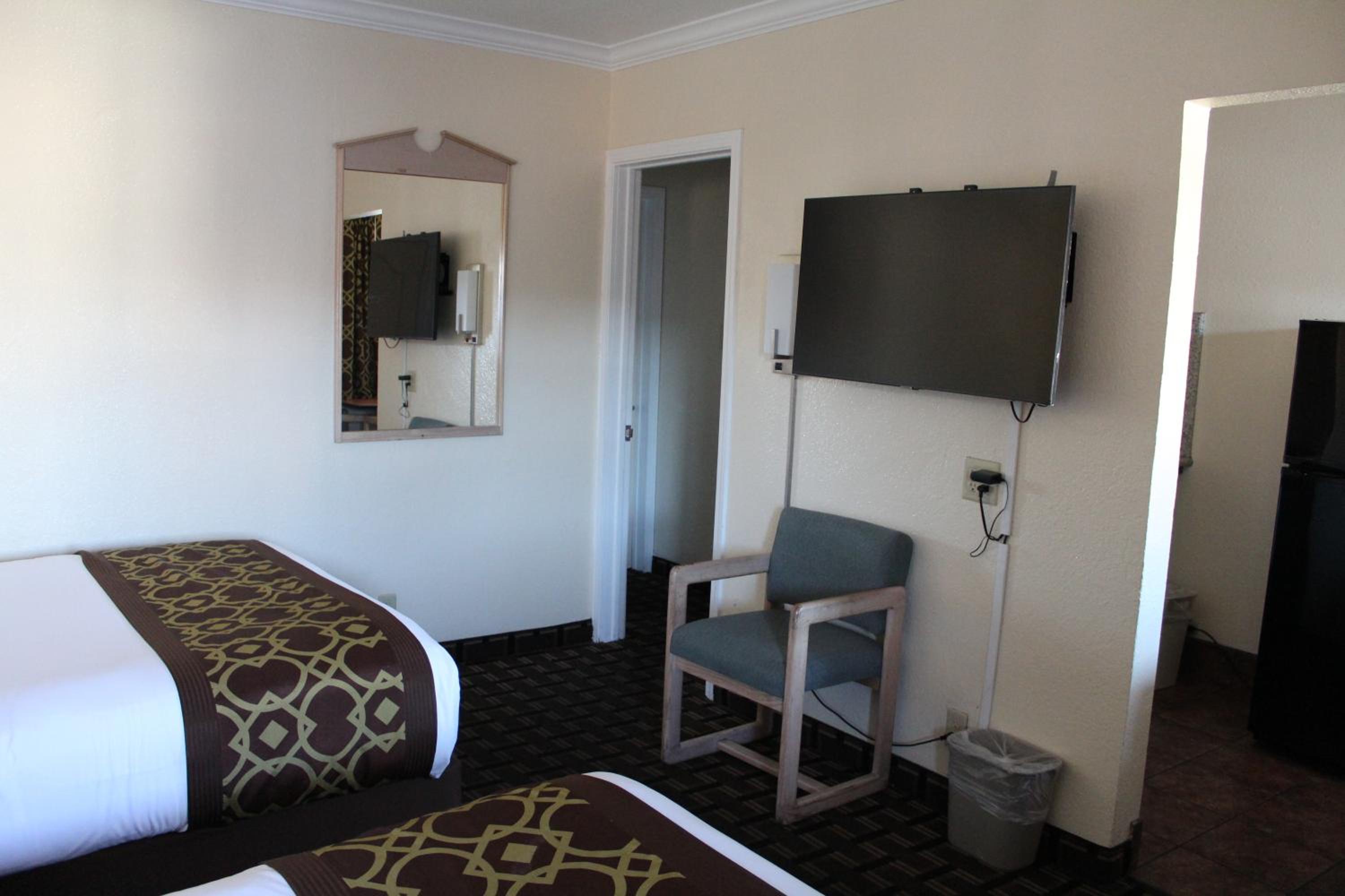Deluxe Family Suite 3 Queen Beds with Kitchenette - Non Smoking photo 1
