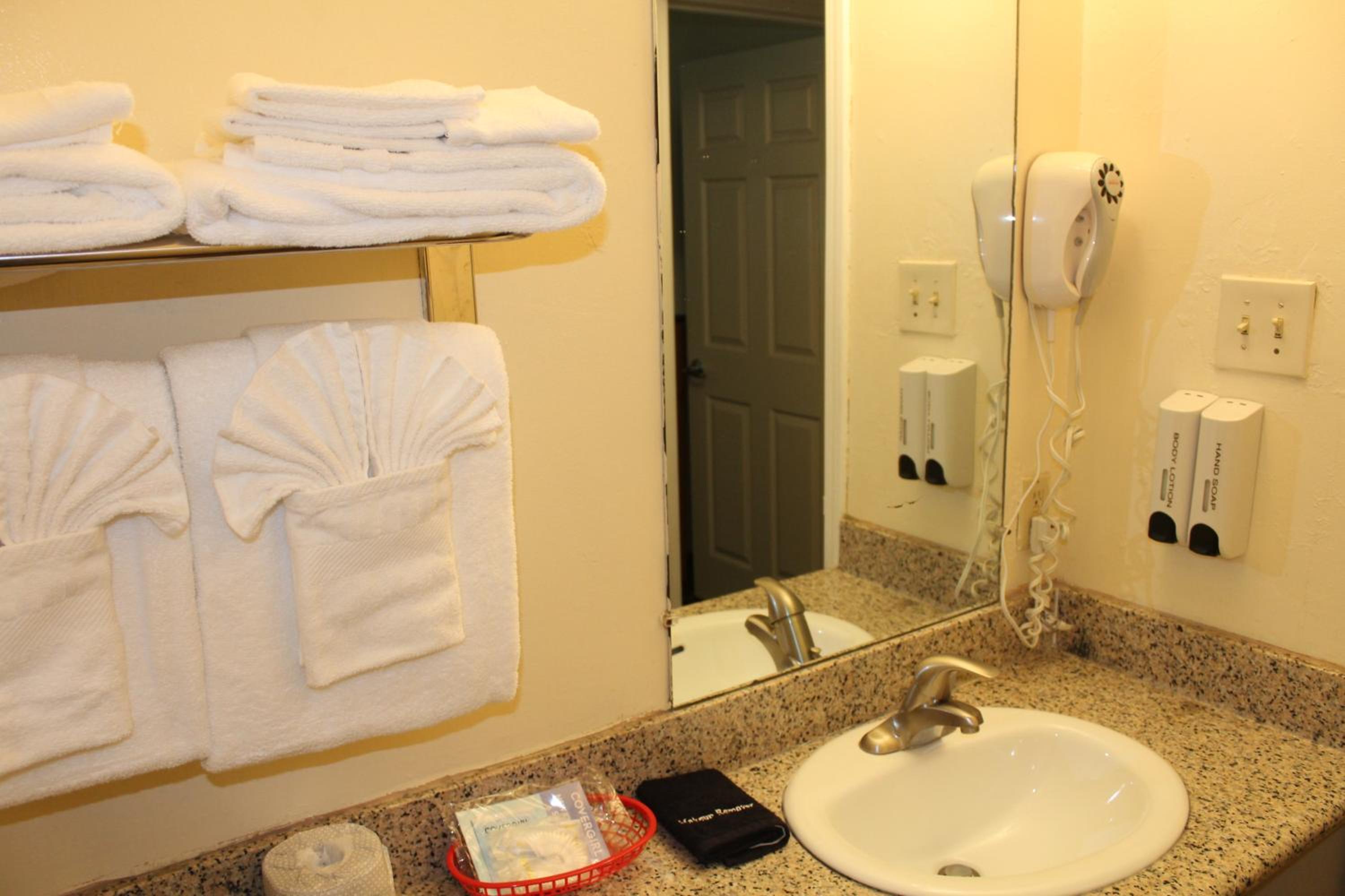 Deluxe Queen Suite - 2 Queen Beds - Non Smoking photo 2