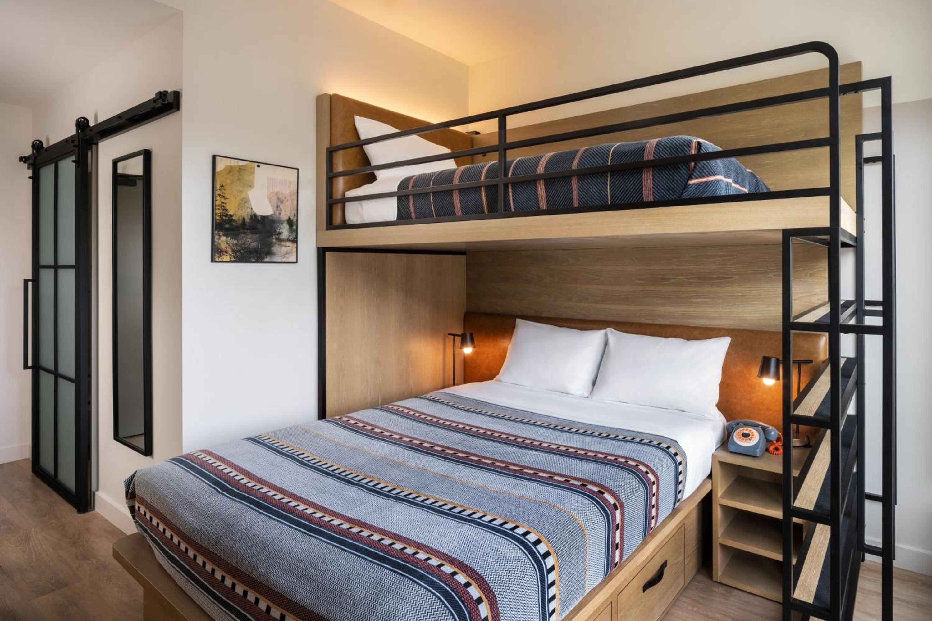 Queen Room with Lofted Twin Bed - Photo 7
