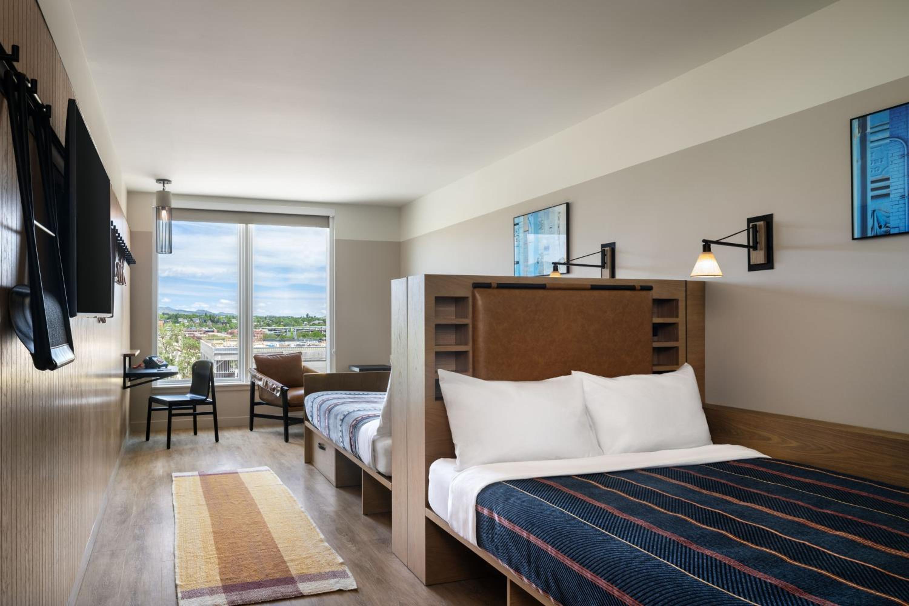 Moxy Queen Suite