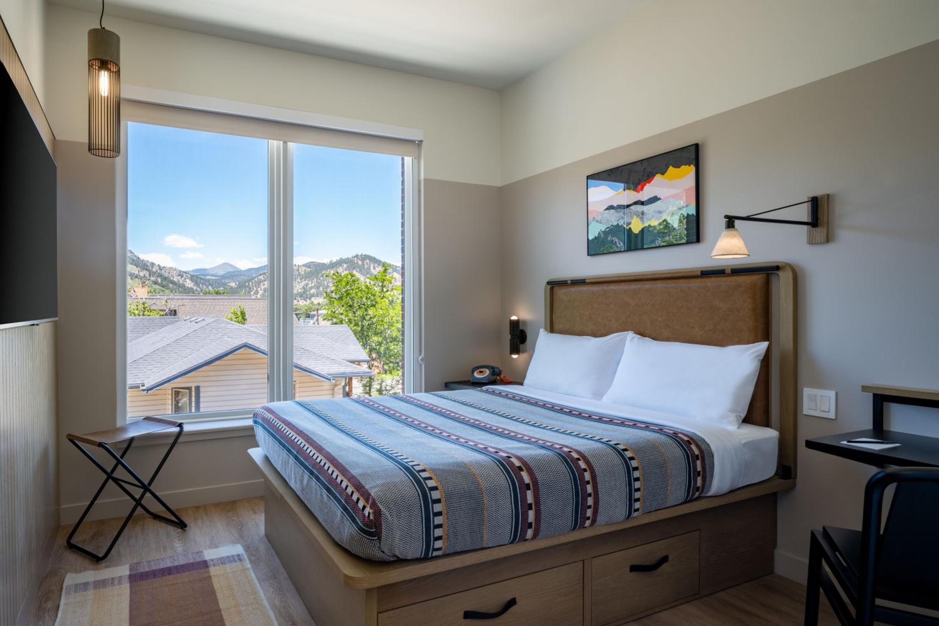 Queen Room with Mountain View - Photo 1