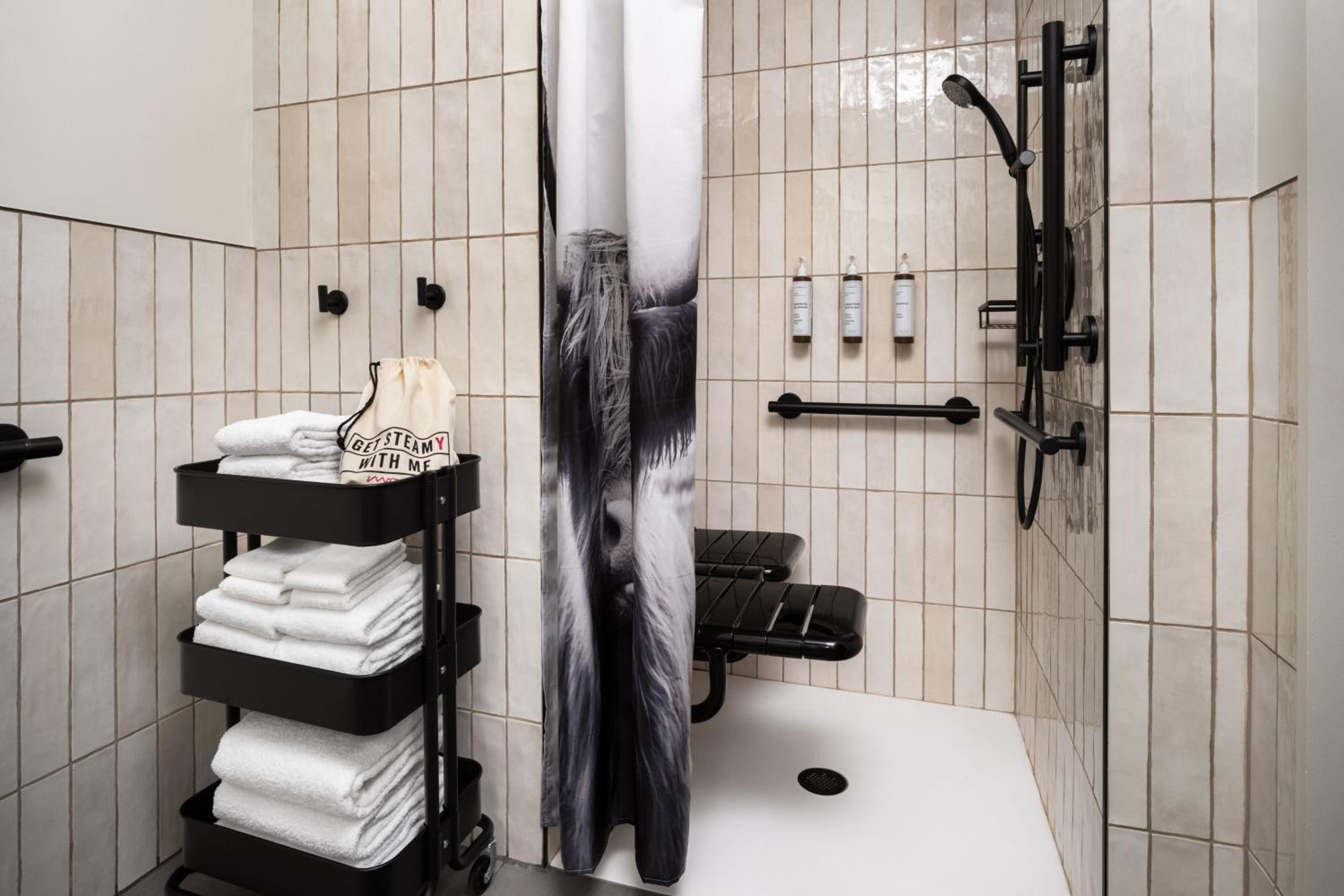 Queen Room with Mountain View and Roll-in Shower - Mobility Accessible - Photo 5