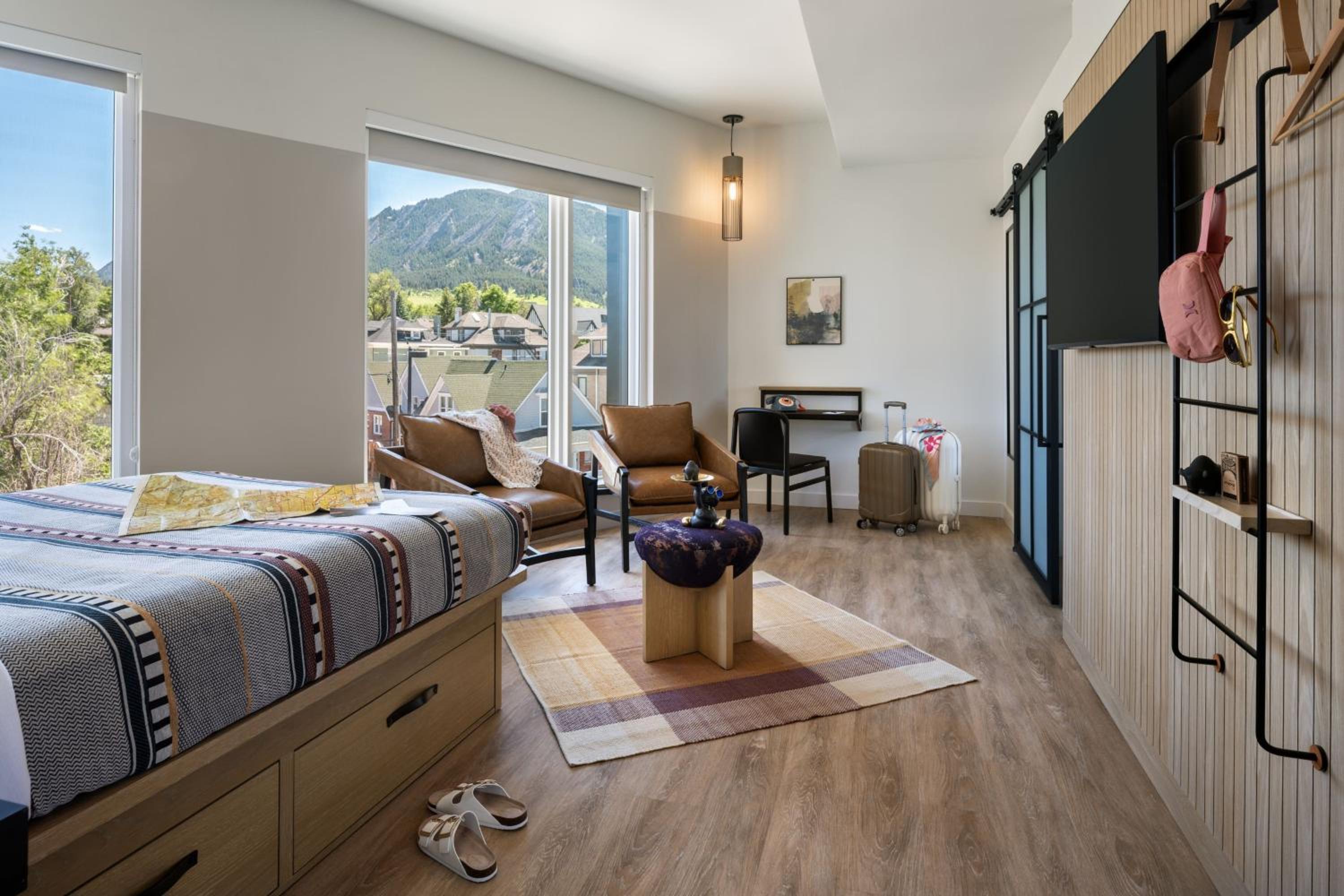 Corner Queen Suite  - Photo 6
