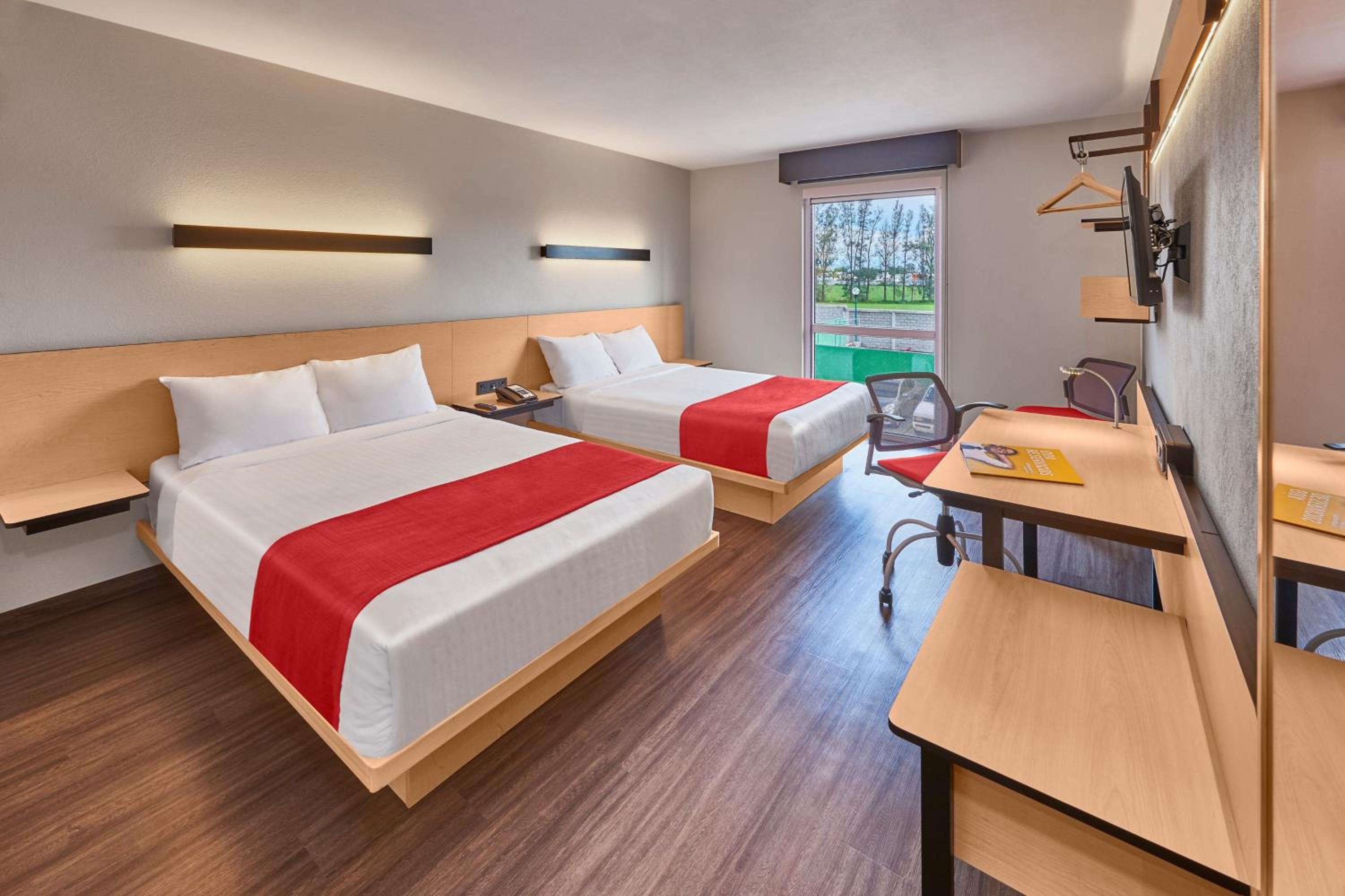 Double Room with Two Double Beds - Photo 2