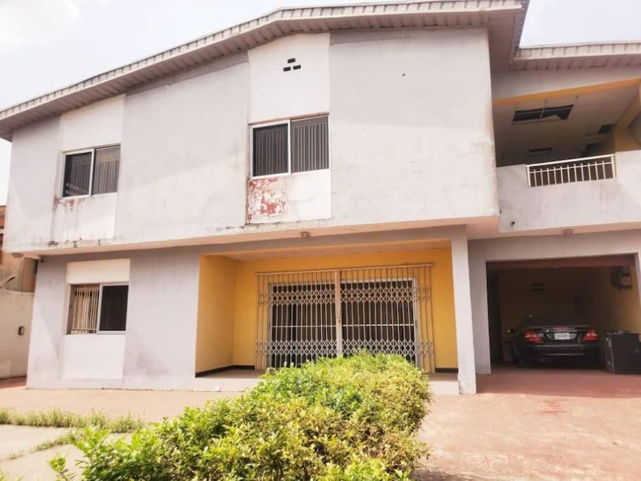 Five-Bedroom House photo 2
