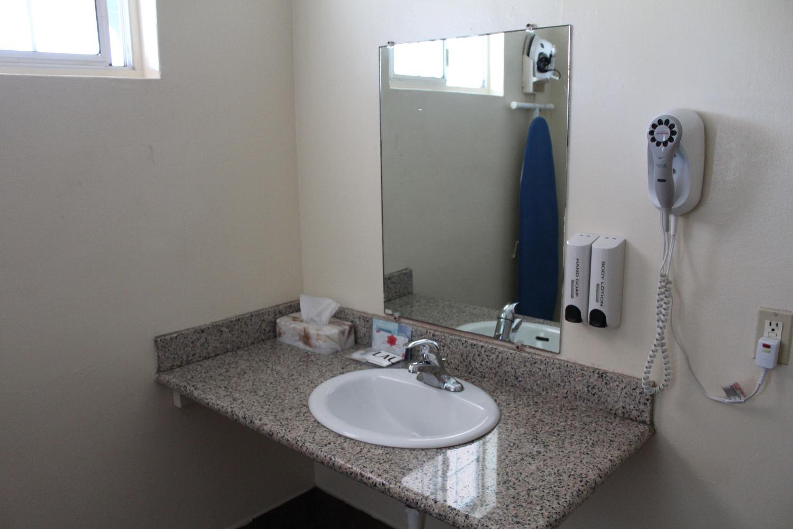Budget Queen Room - Non Smoking photo 3