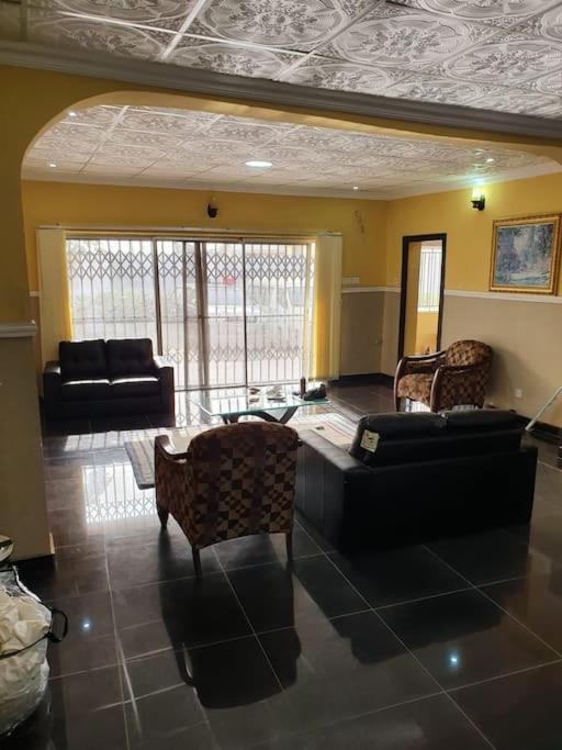 Five-Bedroom House photo 3