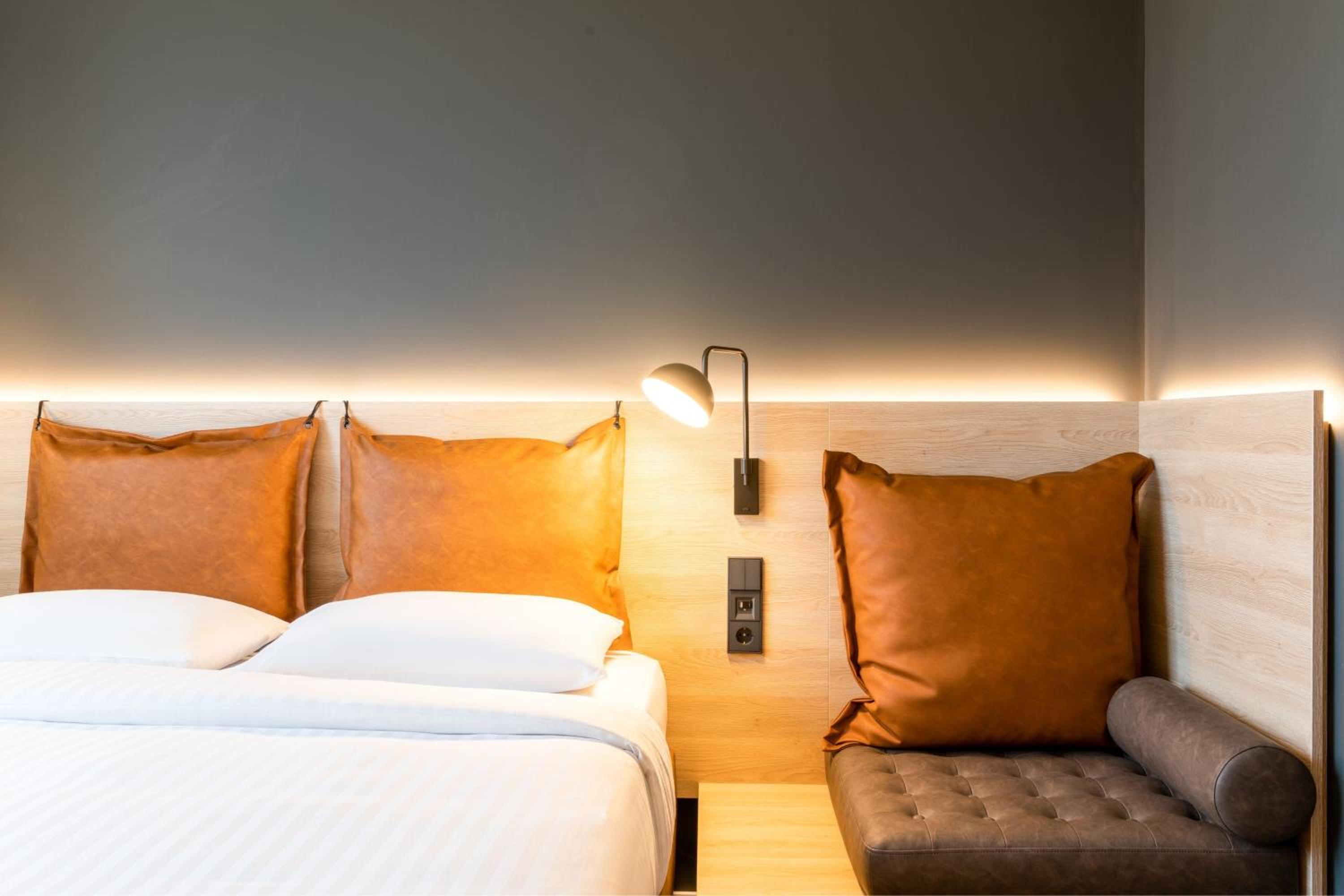 Moxy Queen Room thumbnail 5