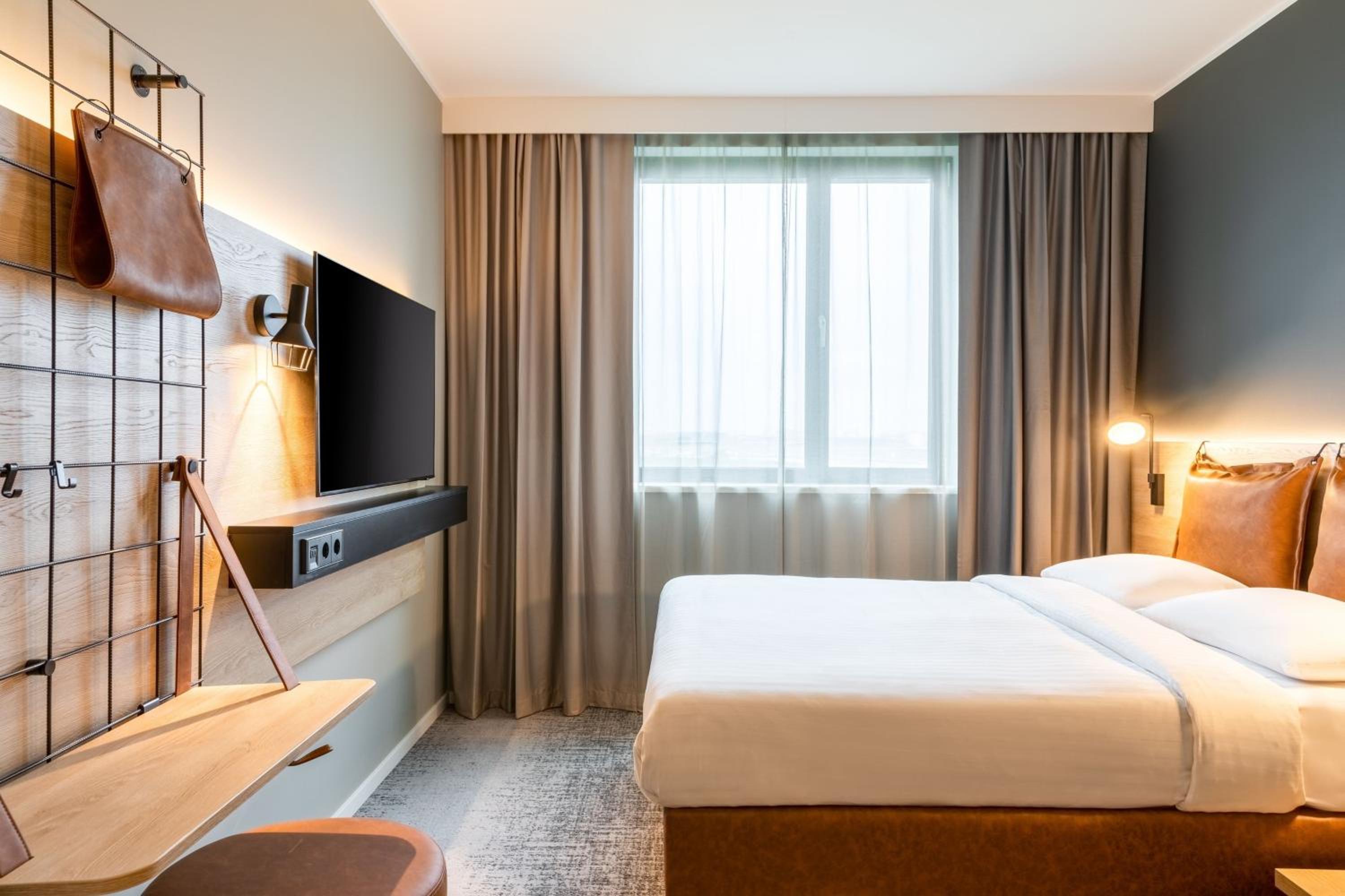 Moxy Queen Room