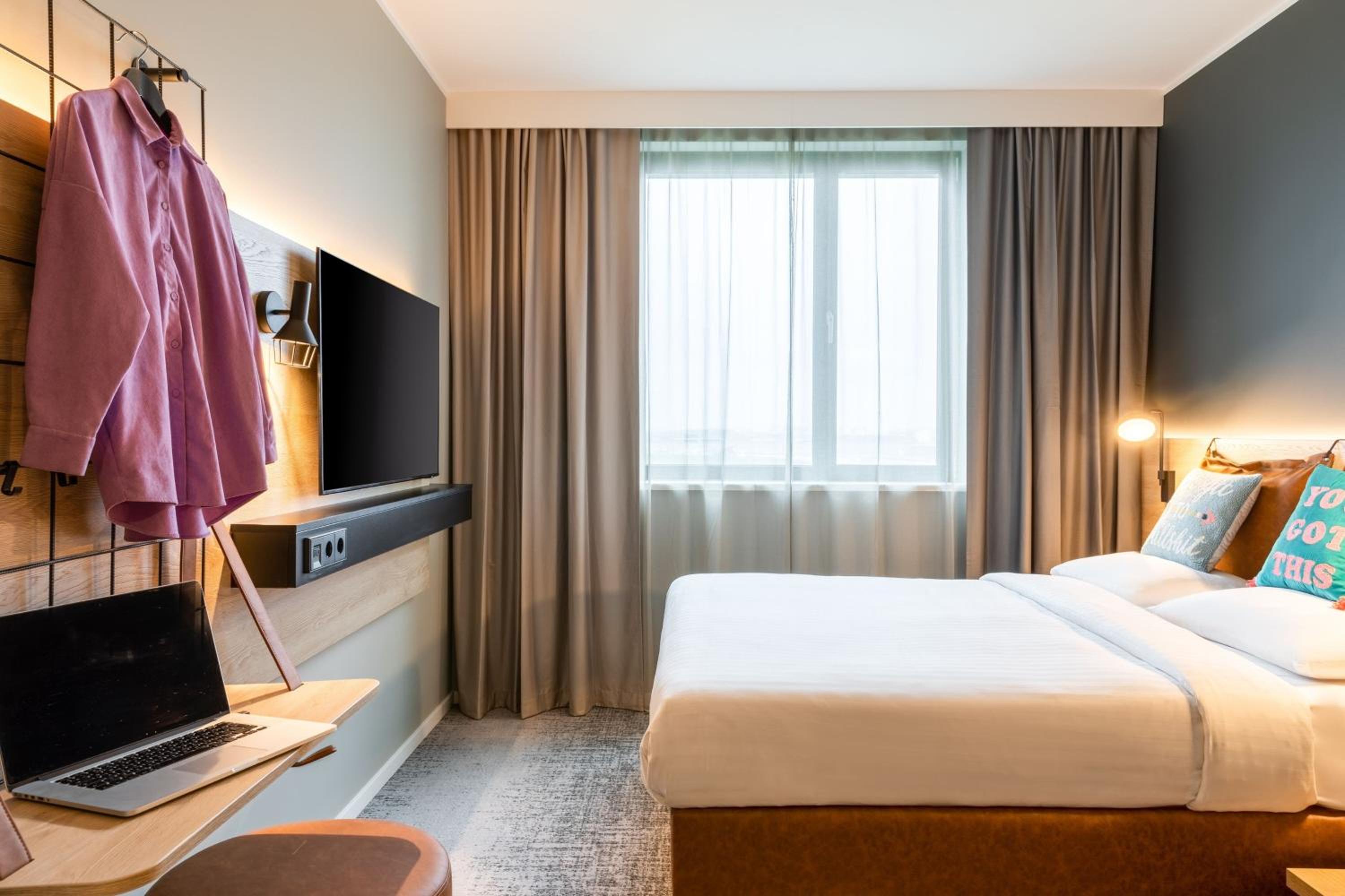 Moxy Queen Room - Photo 10