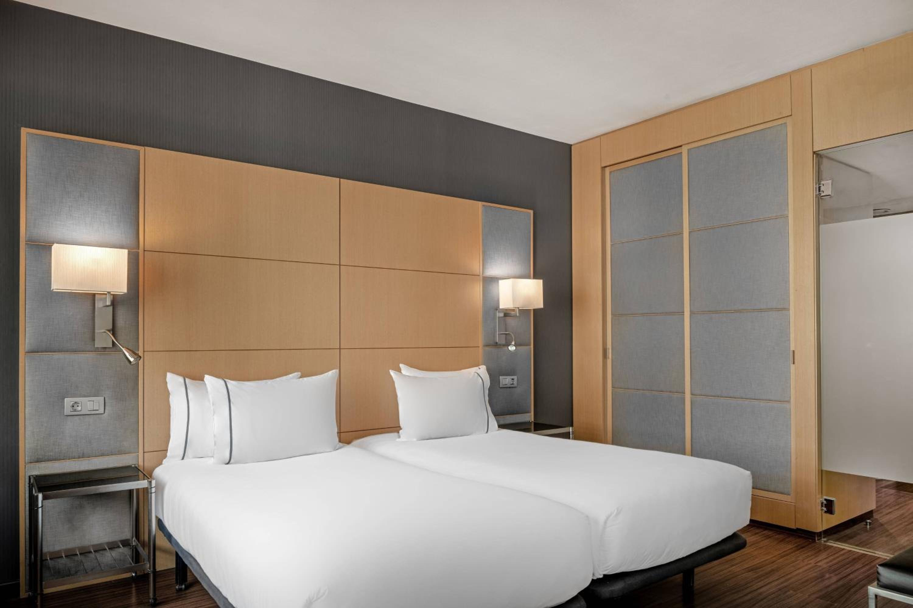 Standard Twin Room with Street View