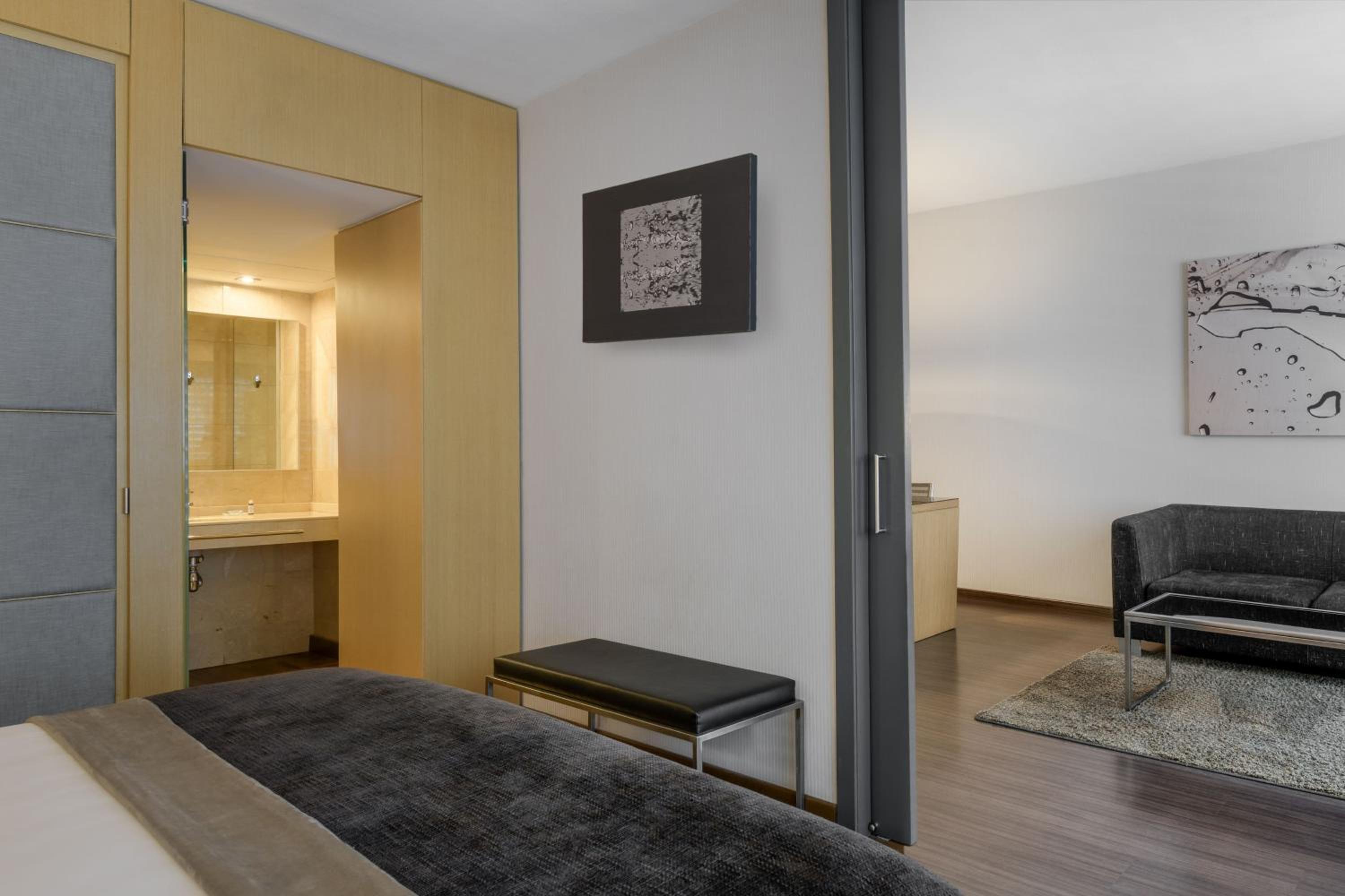 One-Bedroom Junior King Suite with Street View