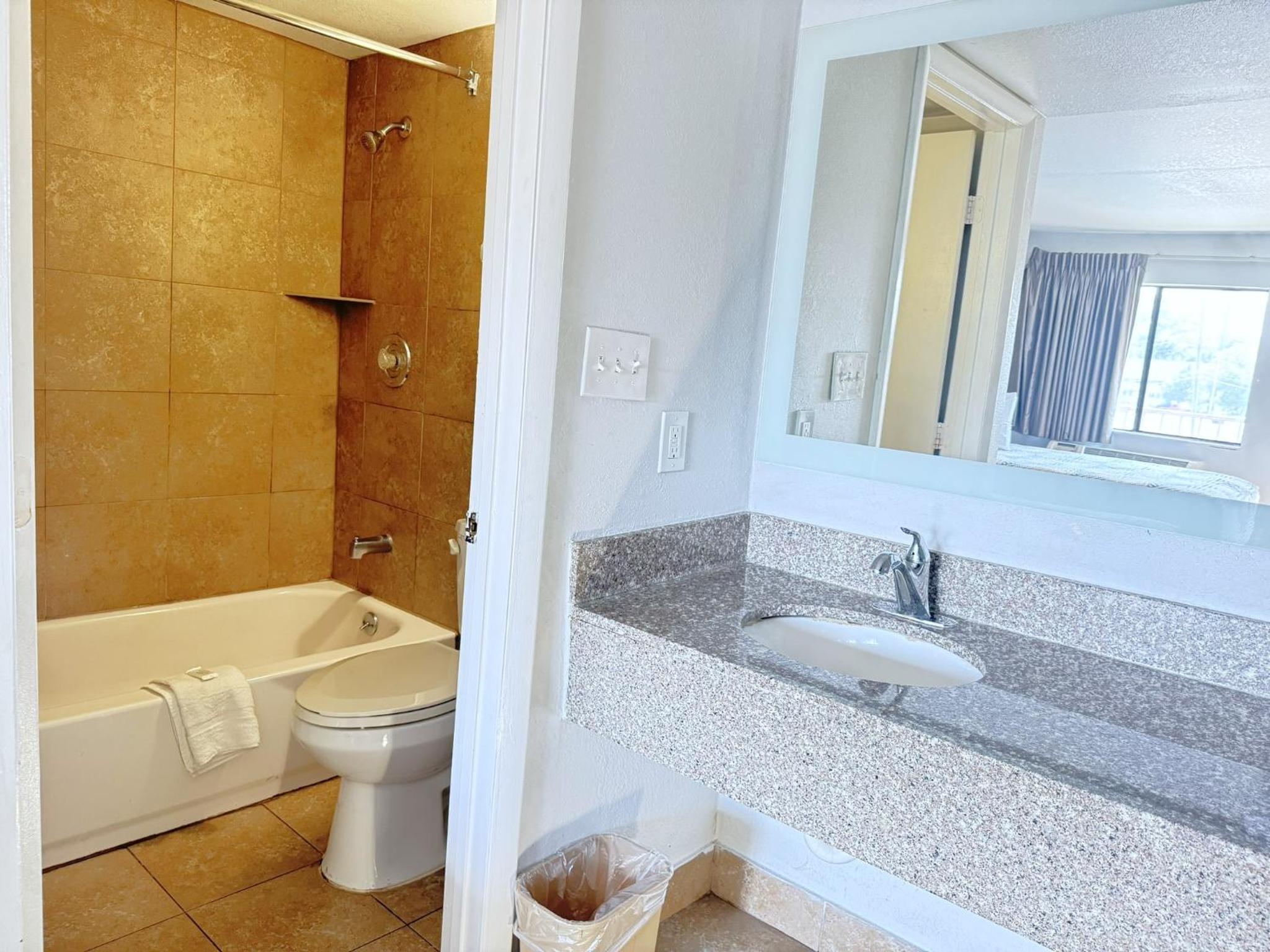 King Room Non-Smoking - Photo 3