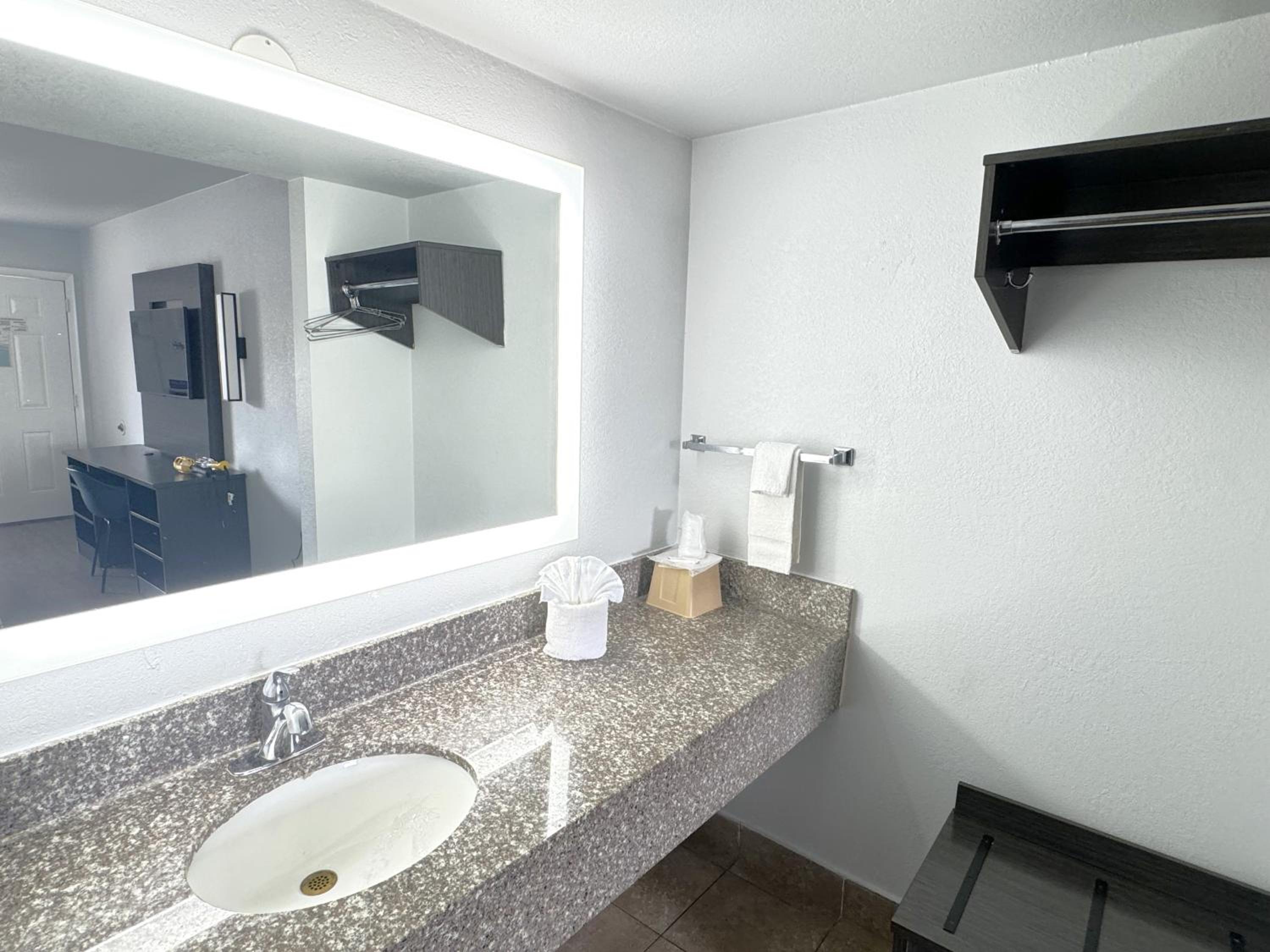 King Room Non-Smoking - Photo 4