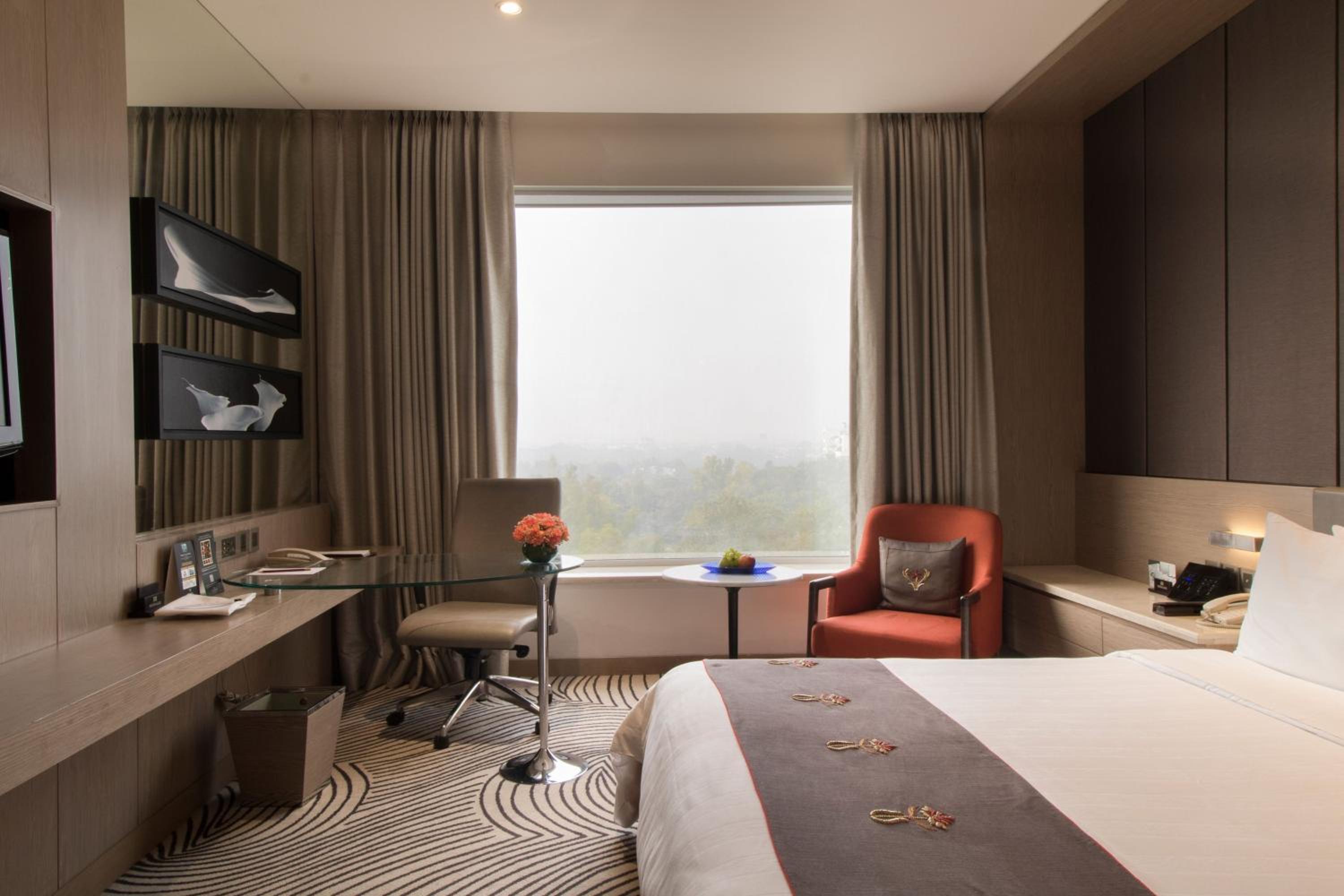 Executive Club Queen Room with City View - Photo 6
