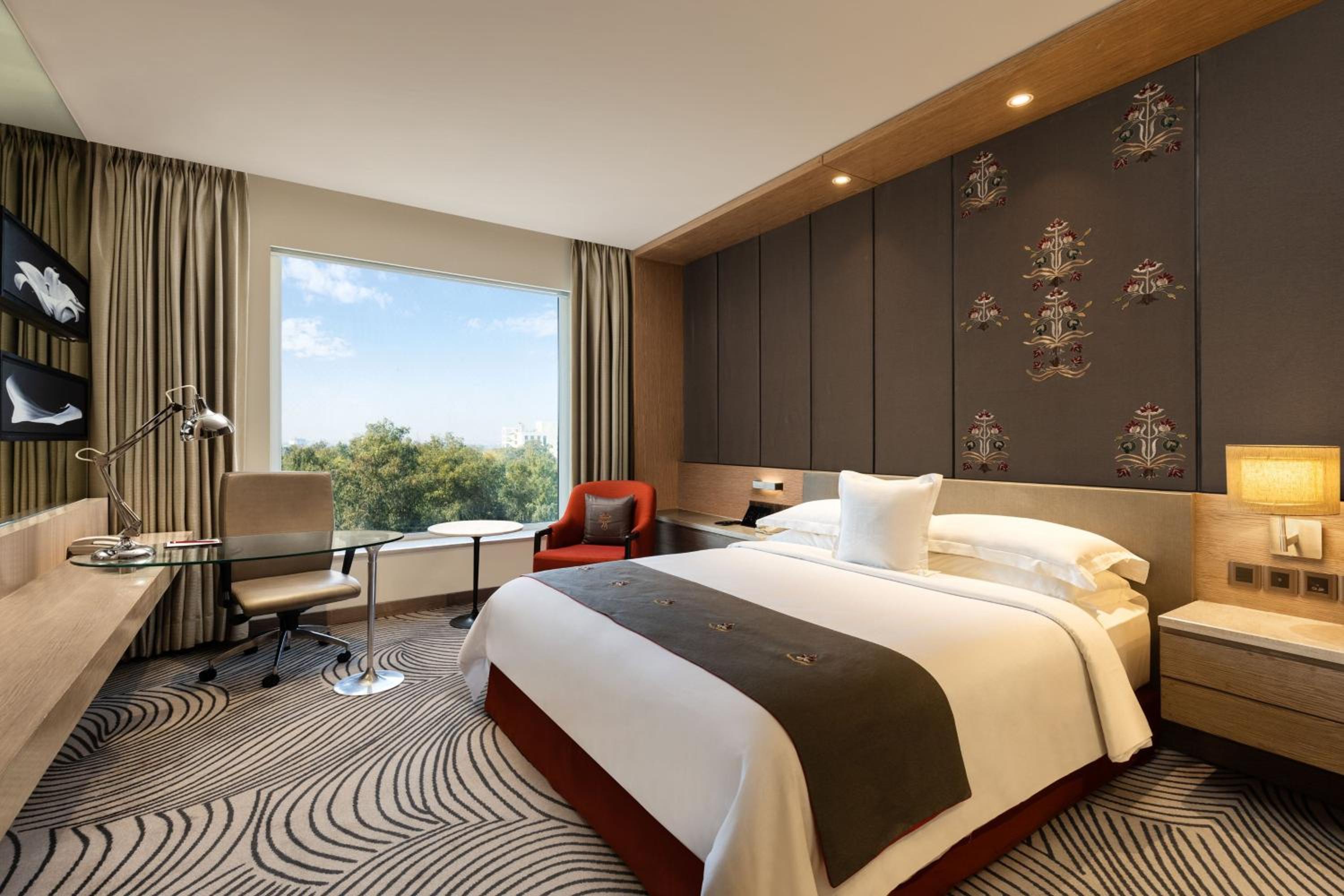 Executive Club Queen Room with City View - Photo 5