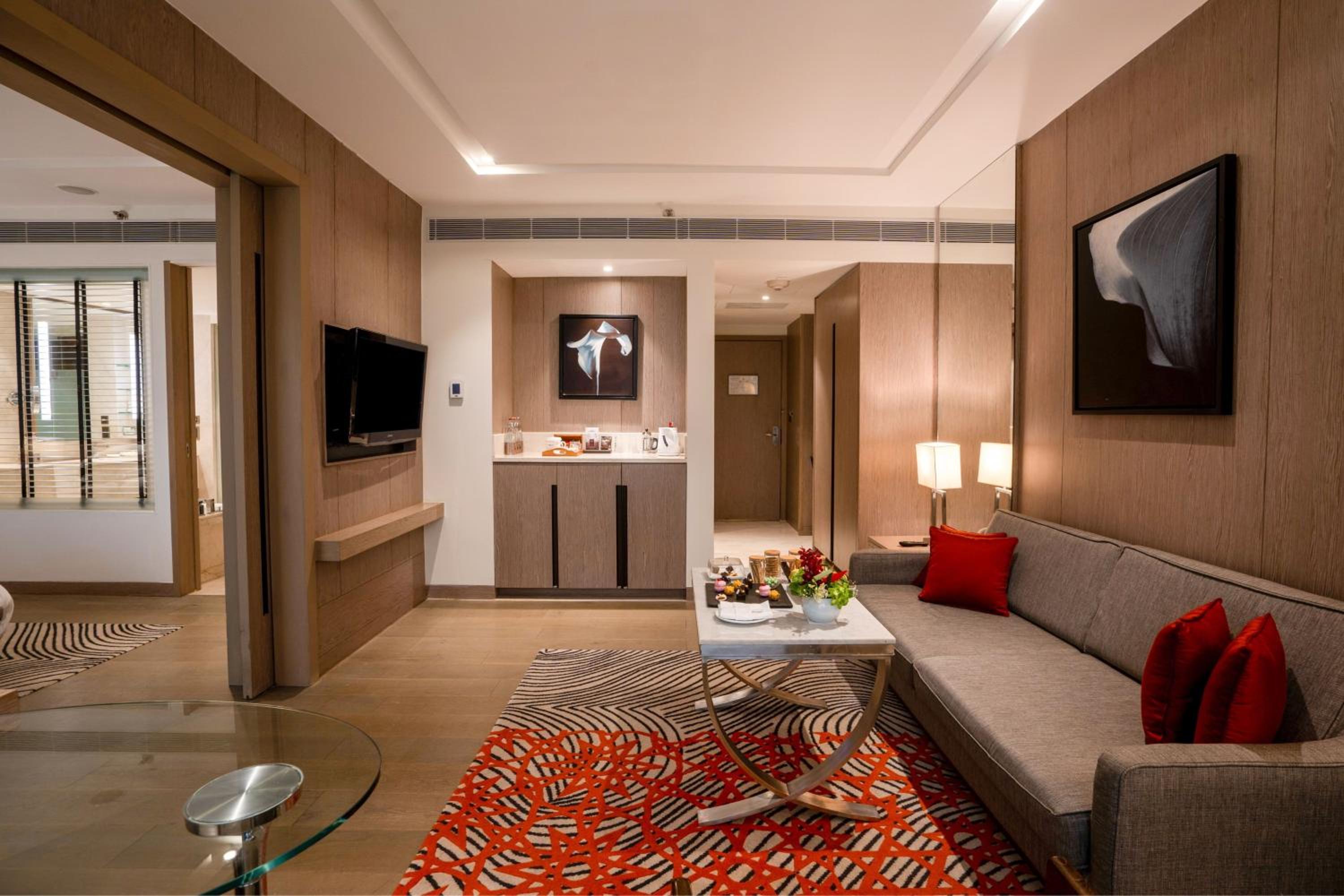 Executive Queen Suite - Club Level Executive Queen Suite - Club Level