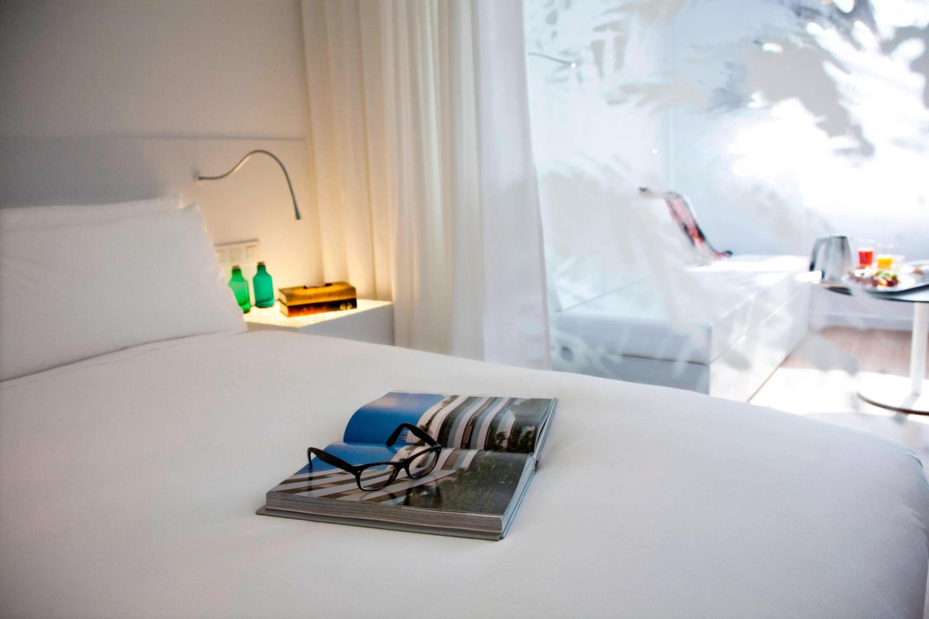 Deluxe King Room with City View - Photo 1