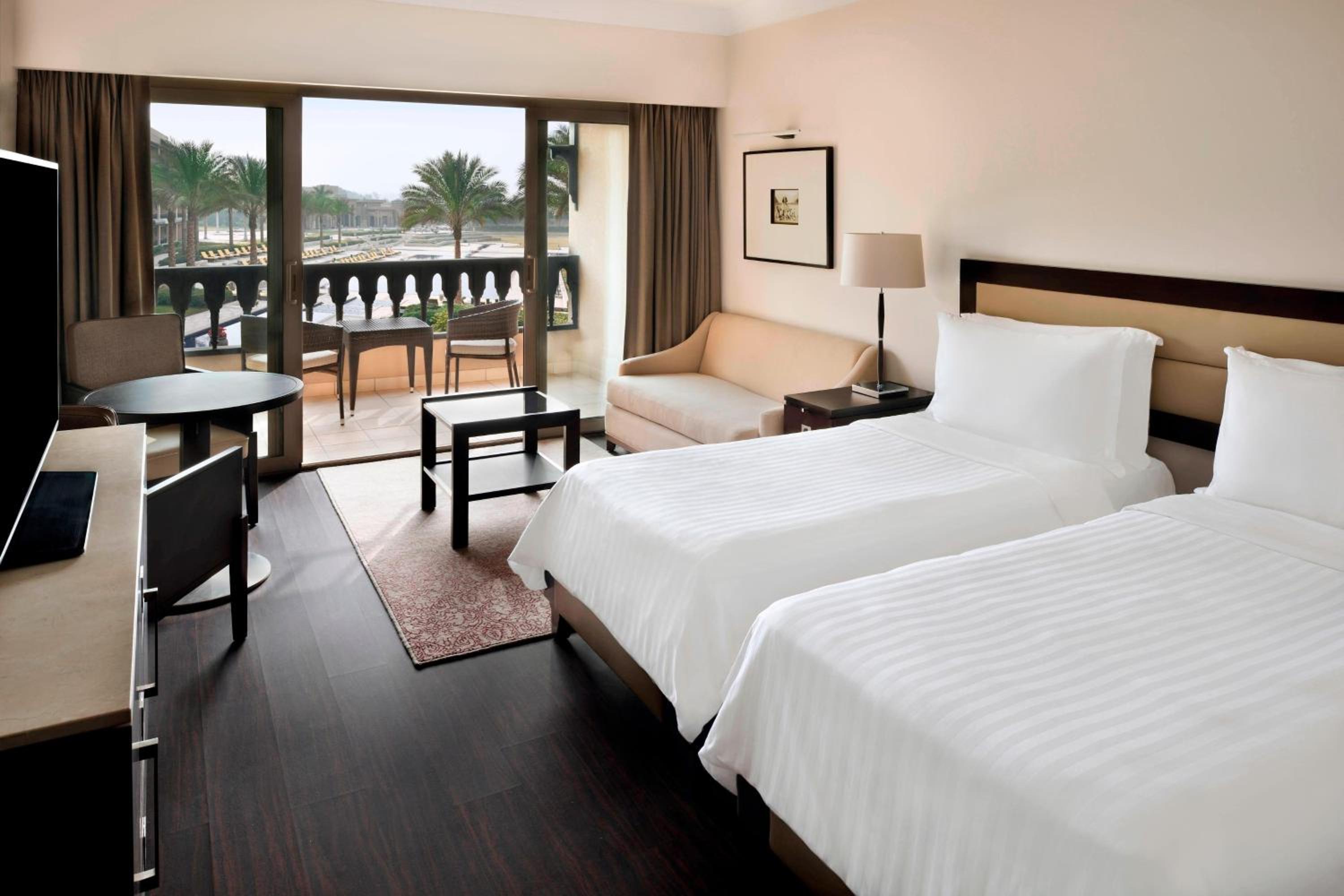 Deluxe Garden View Room, Guest room, 2 Twin,Garden view, Balcony thumbnail 5