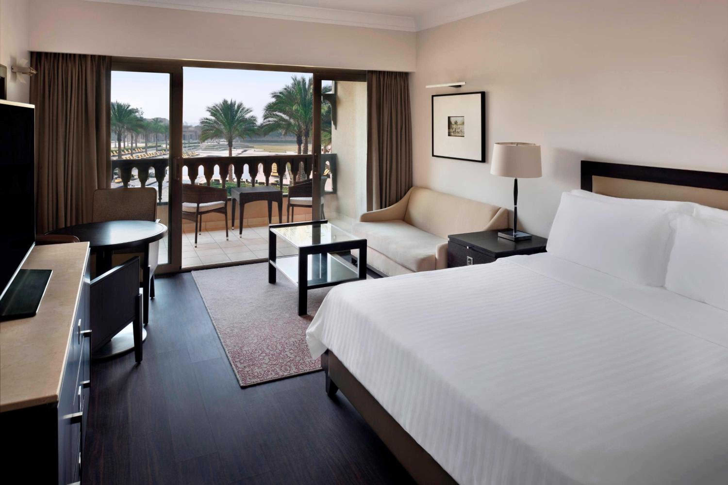 Deluxe Garden View Room, Guest room, 1 King, Garden view, Balcony