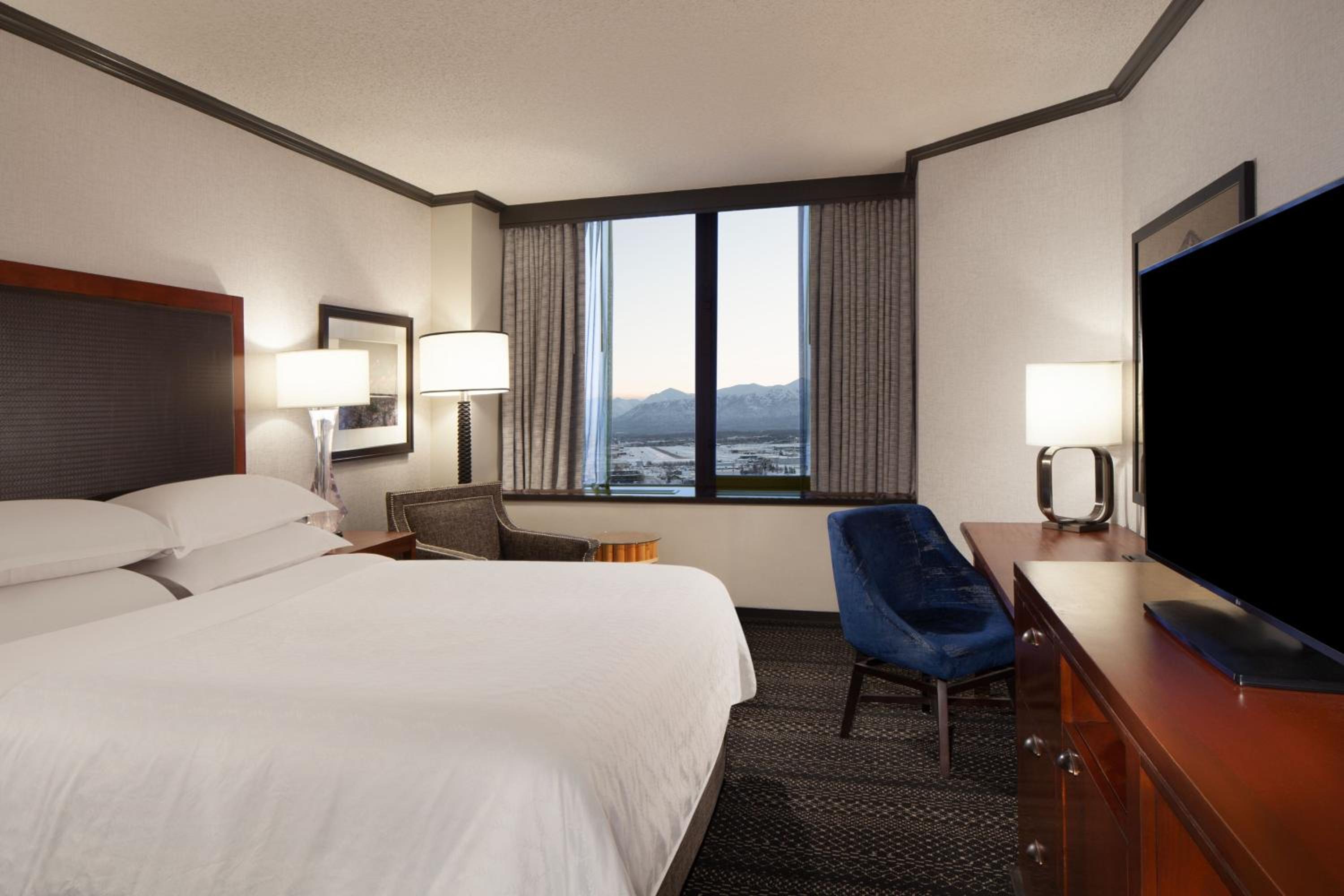 Deluxe, Guest room, 1 King, Mountain or Bay view, High floor - Photo 8