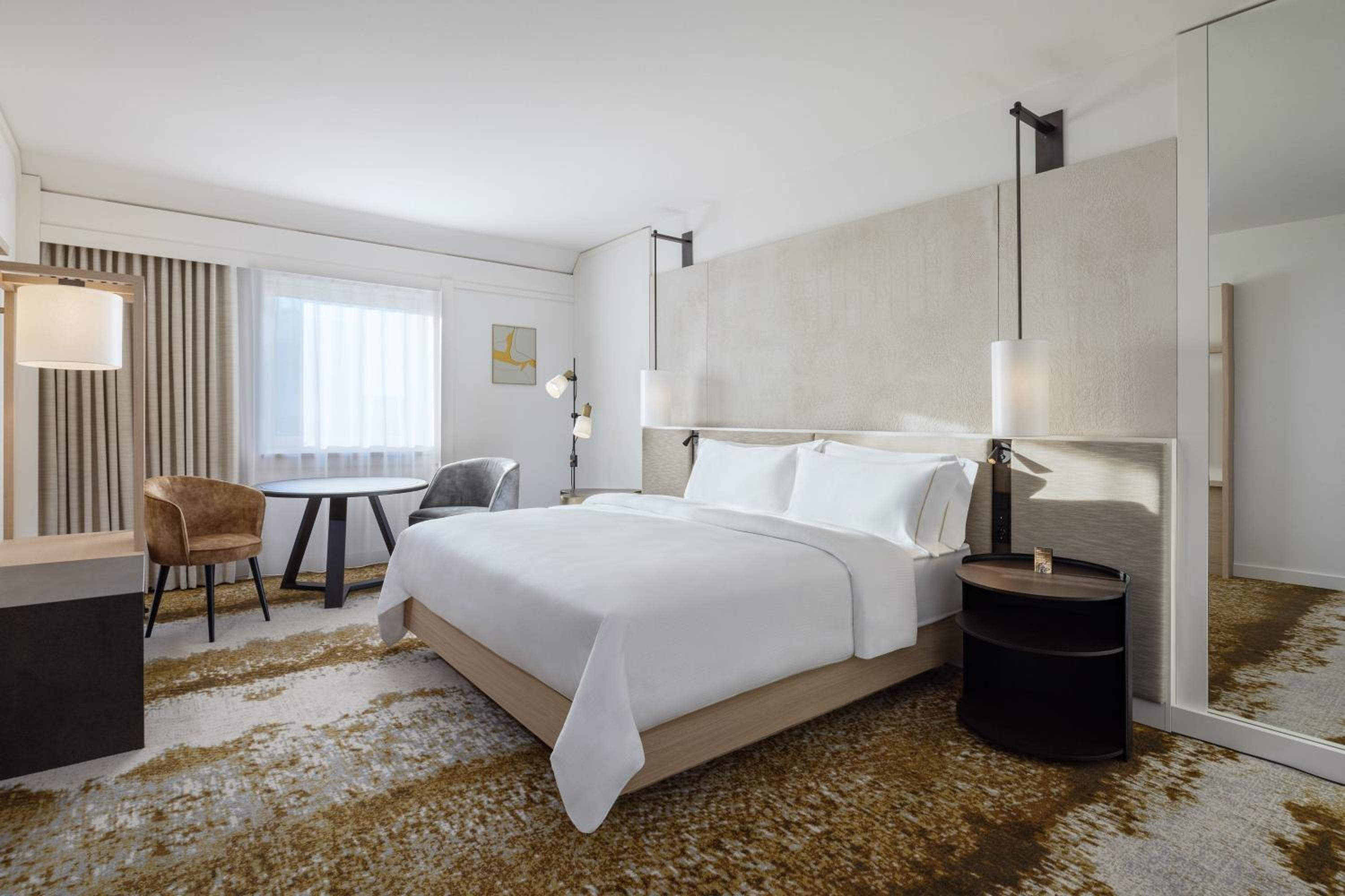 Grand Deluxe King Room - Photo 10