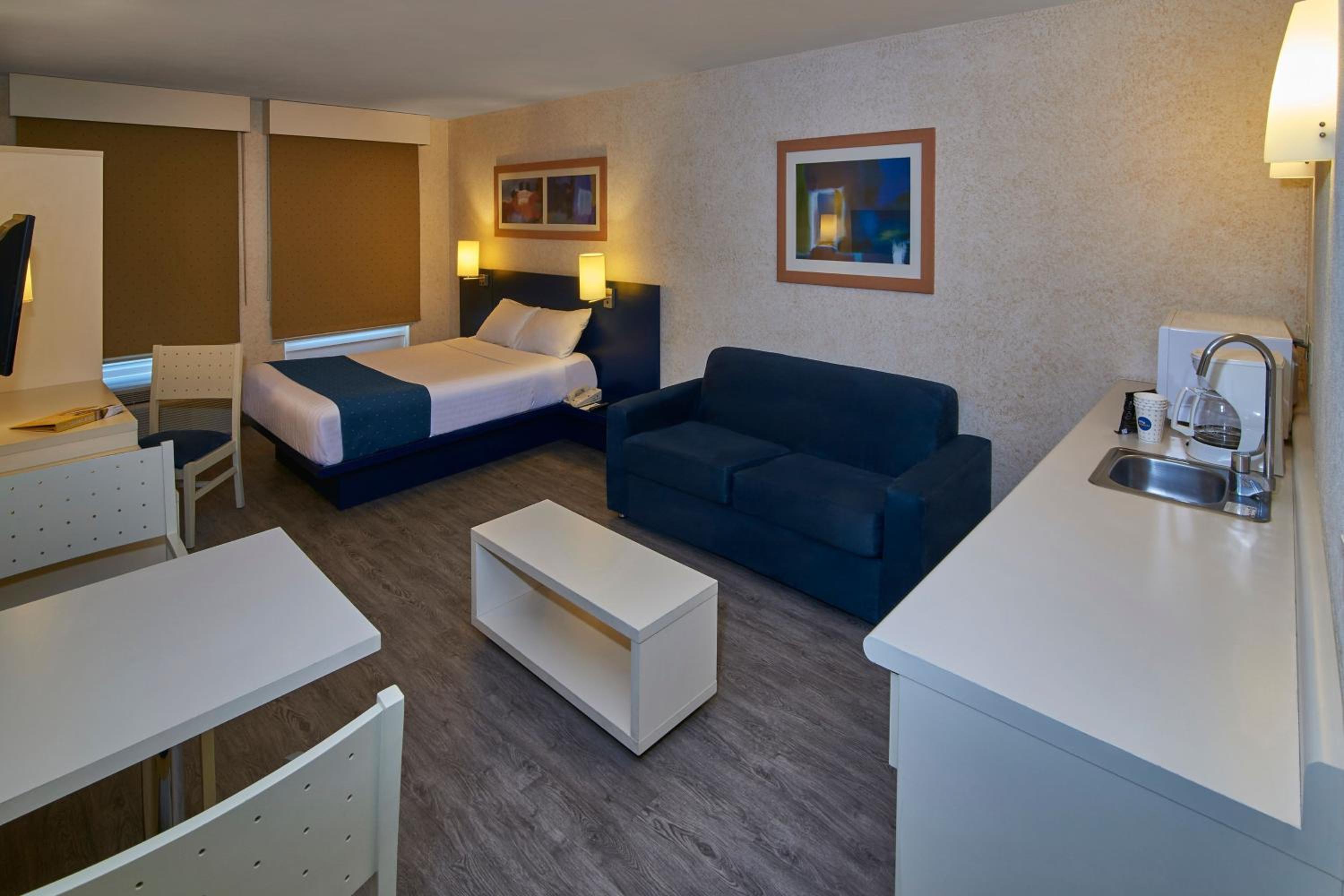 Queen Suite with Sofa Bed - Photo 10