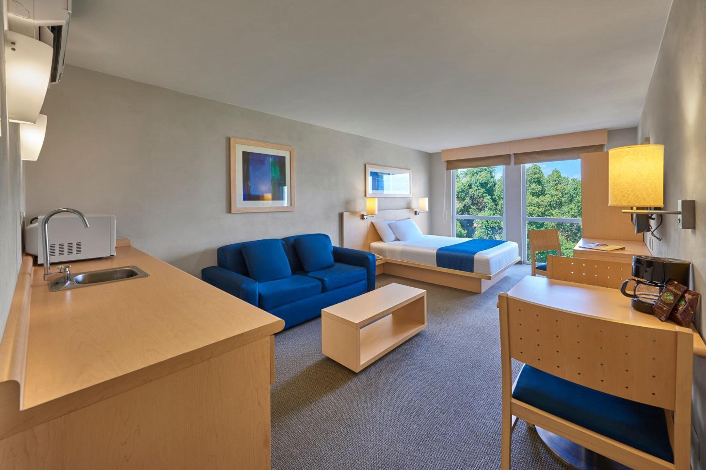 Queen Suite with Sofa Bed - Photo 2