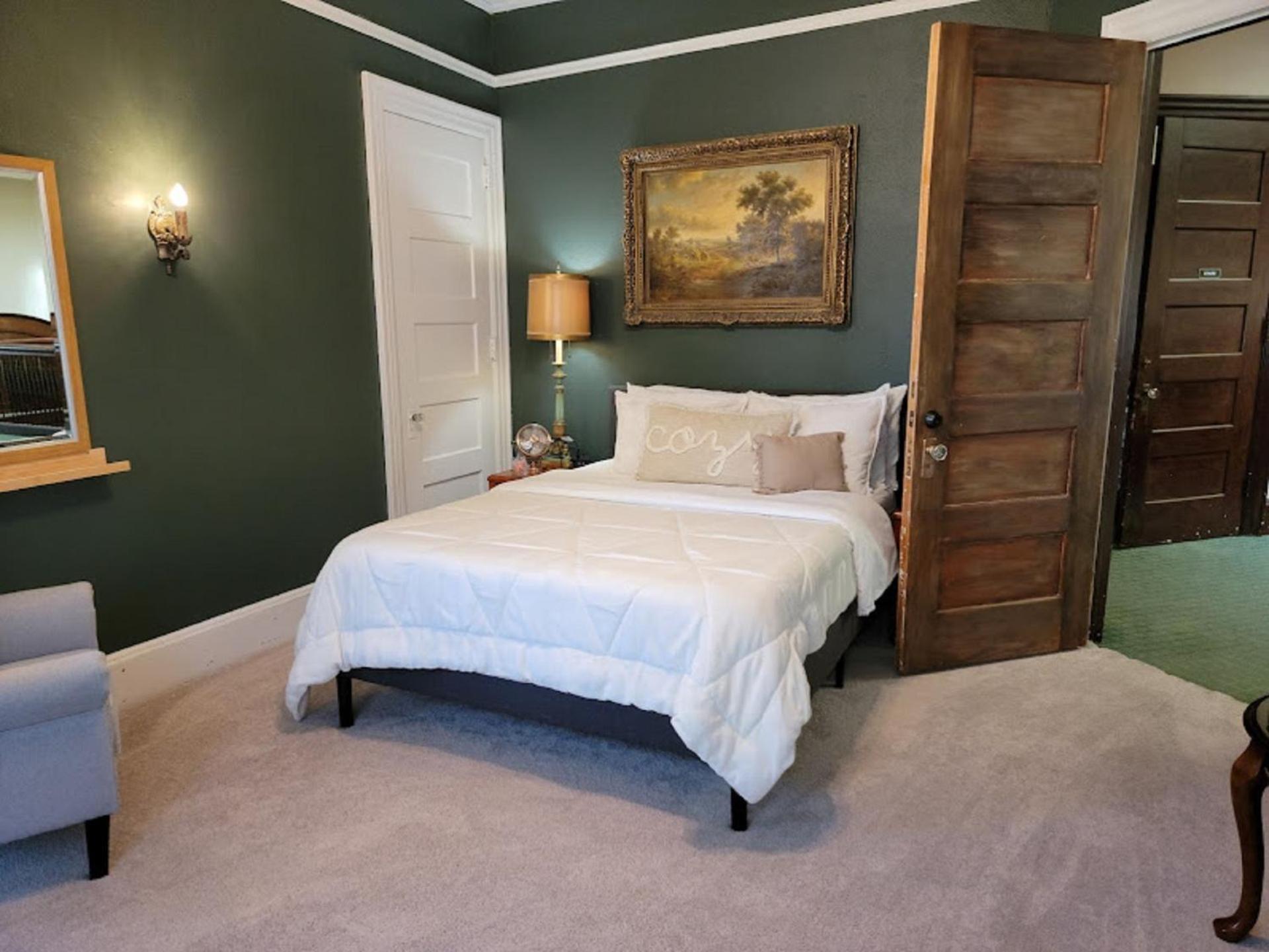 Queen Room - Photo 13