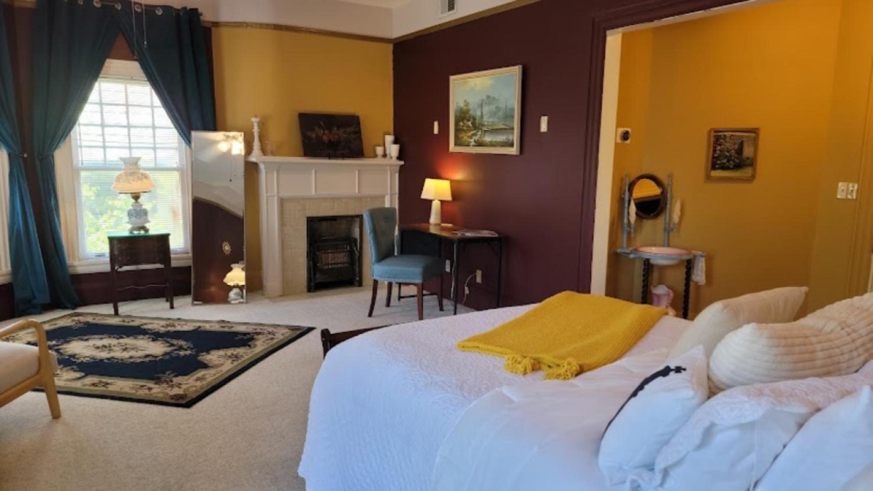 Deluxe Queen Room - Photo 10