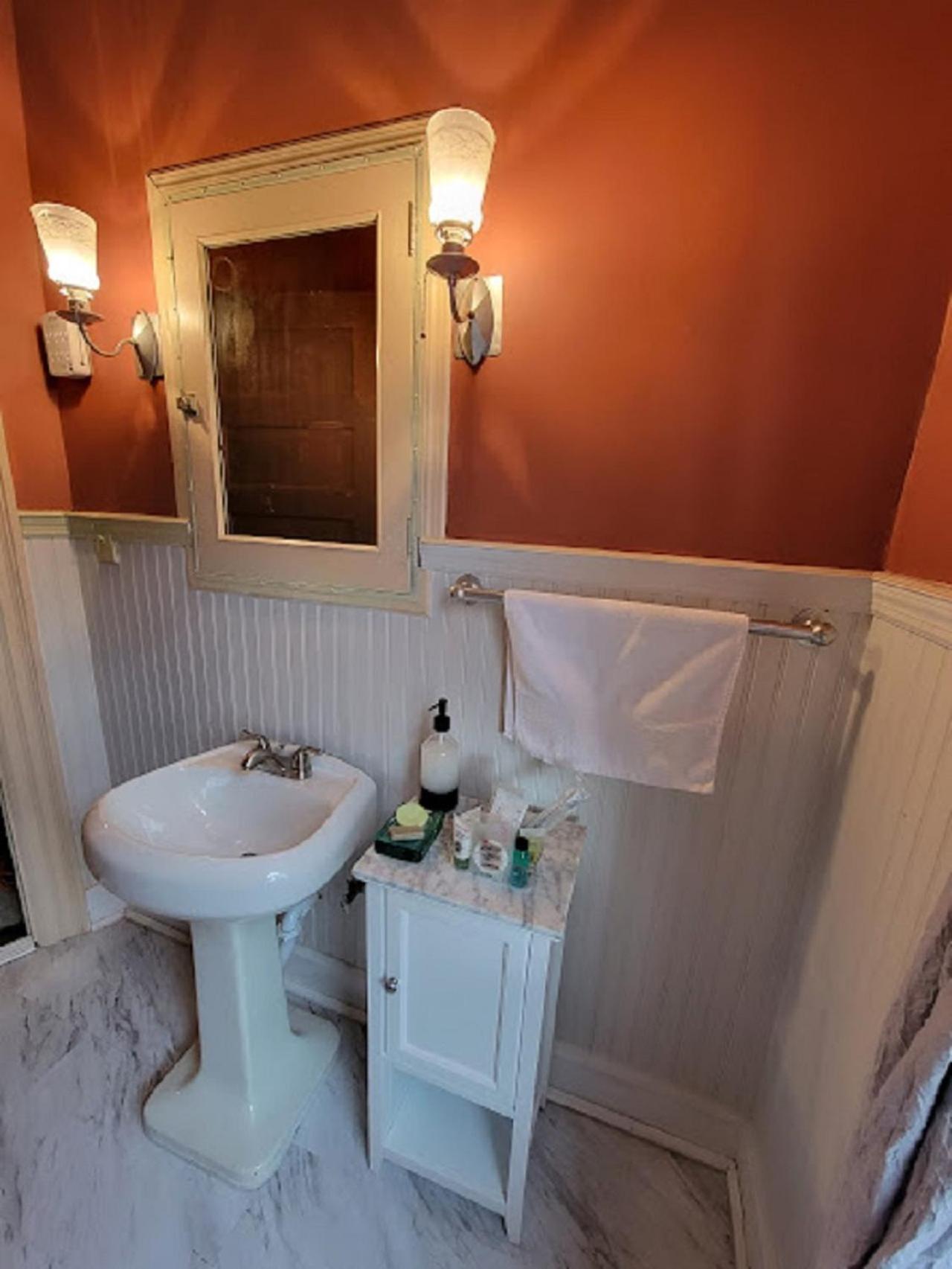 Queen Room with Shared Bathroom photo 2
