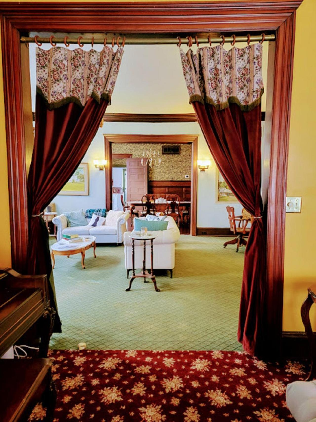 Deluxe Queen Room - Photo 7