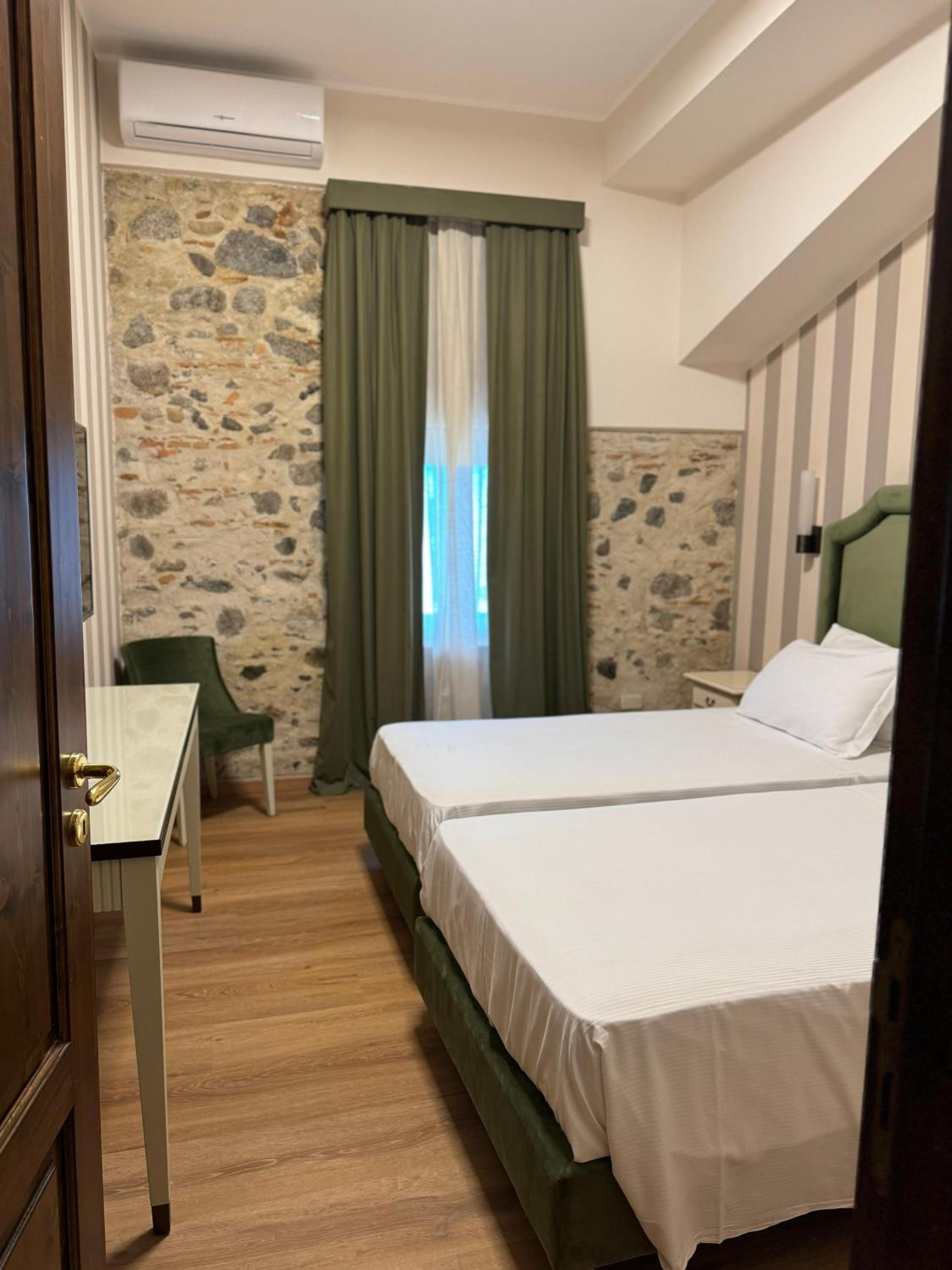 Family Suite with Balcony - Photo 1