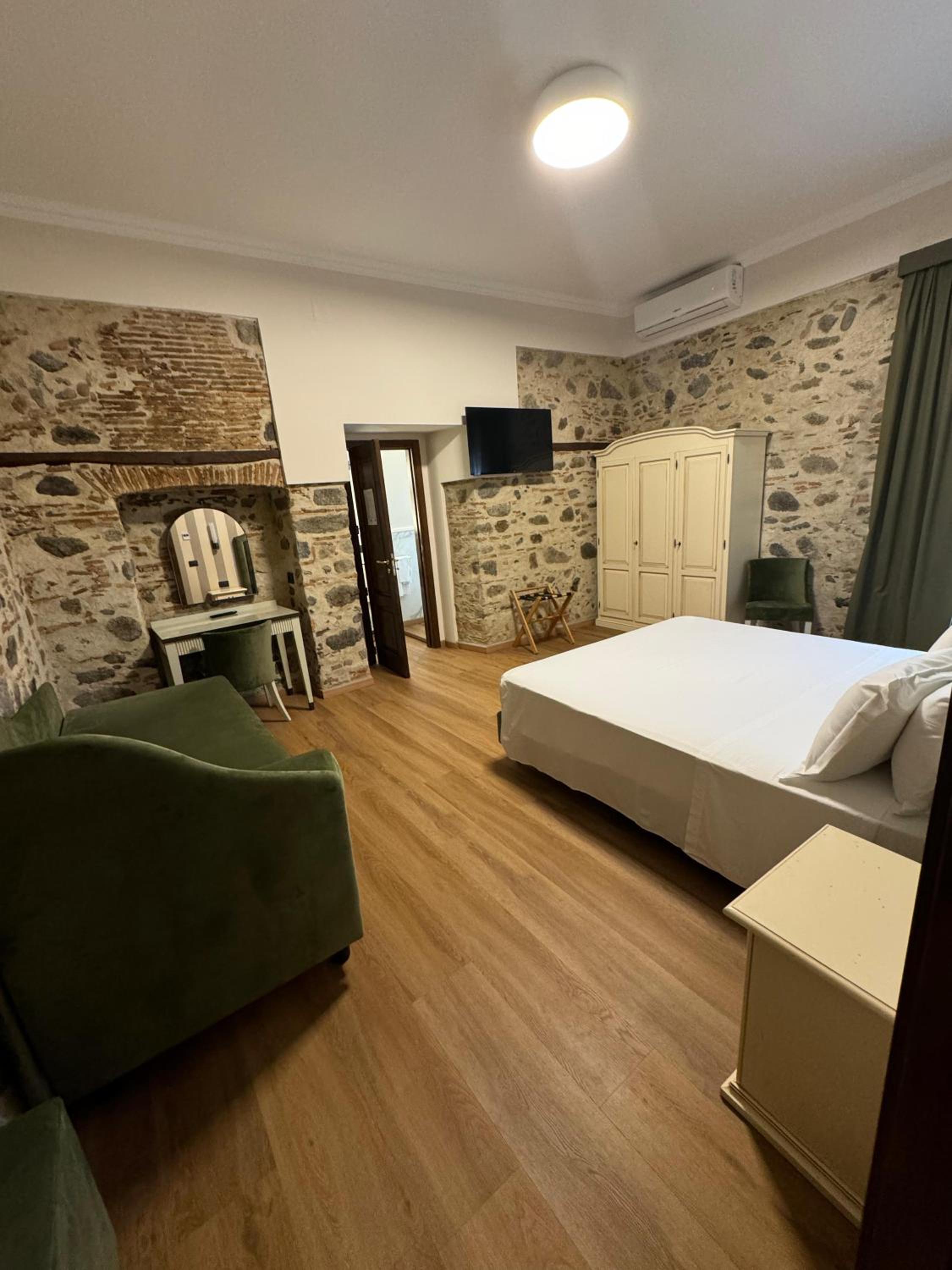 Family Suite with Balcony - Photo 4