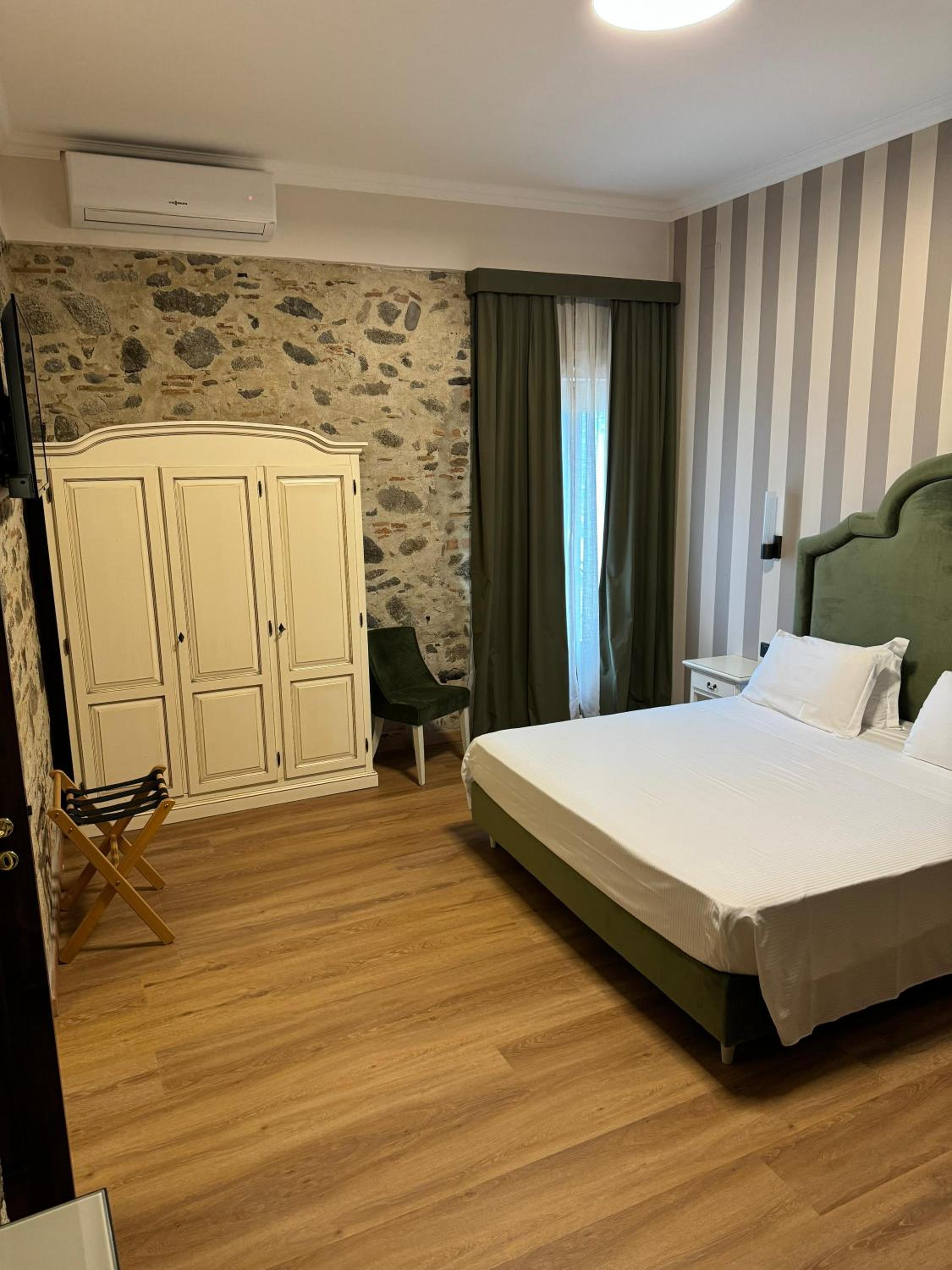 Family Suite with Balcony - Photo 8