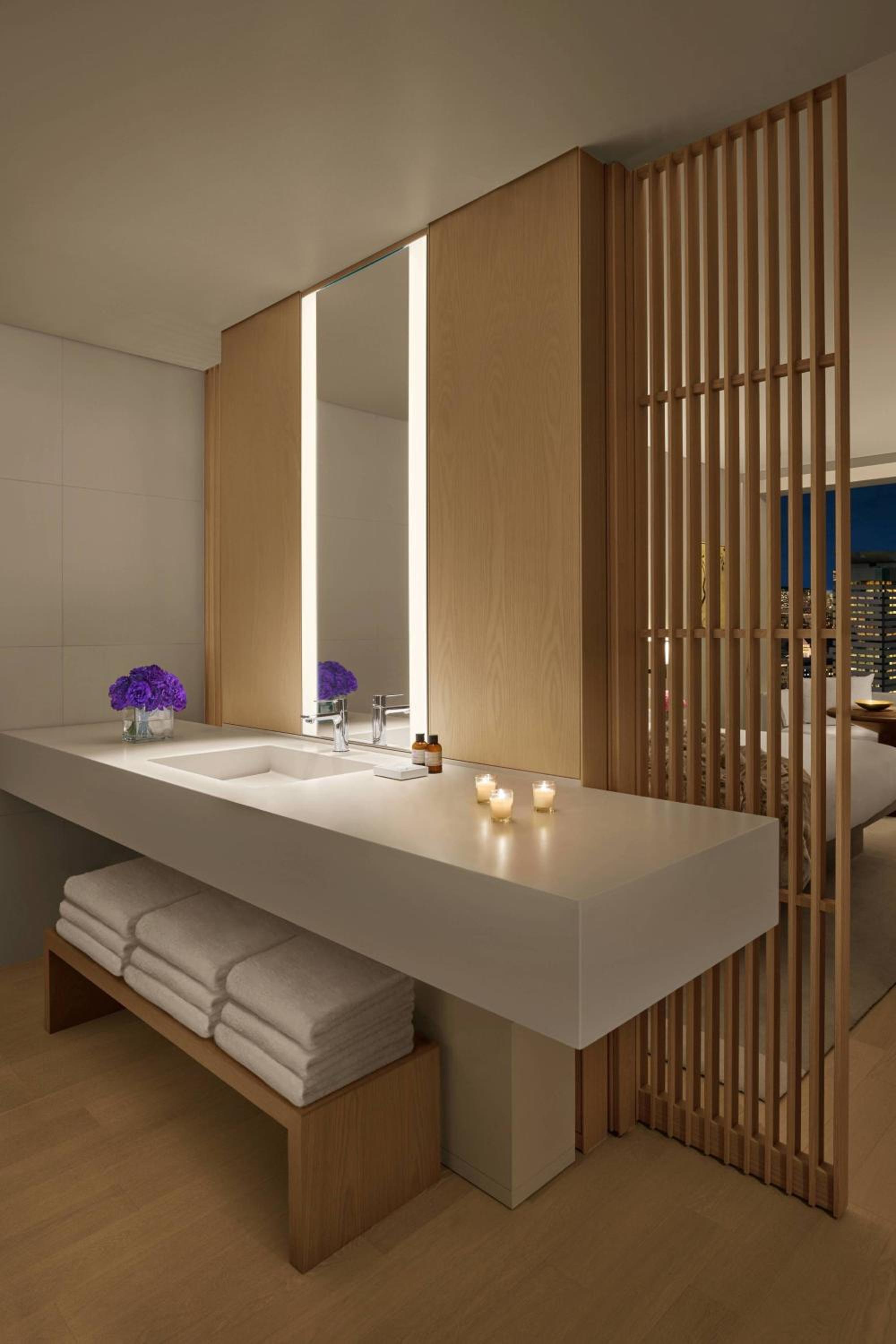 Deluxe Tower View King, Guest room, 1 King, City view thumbnail 5