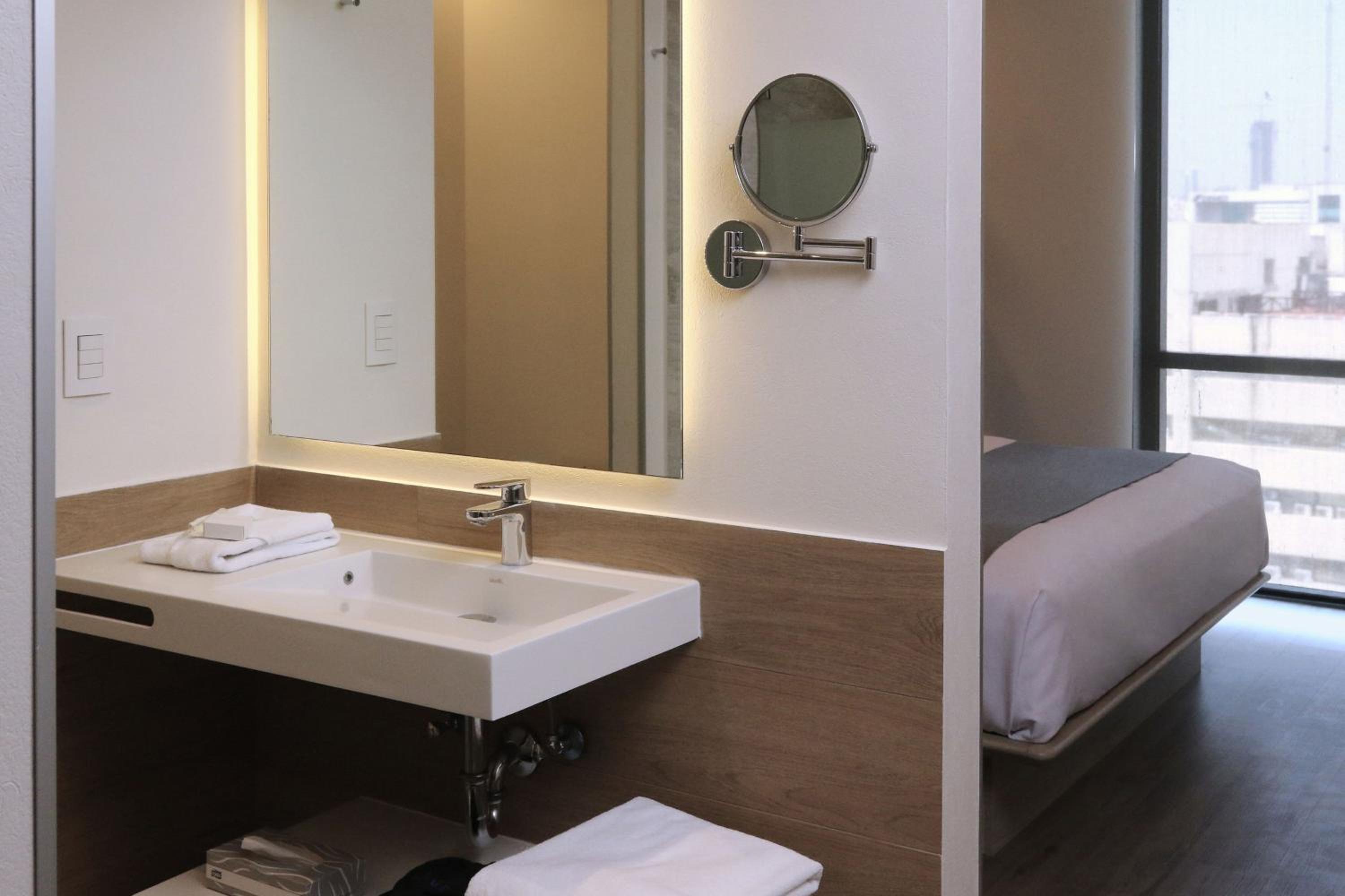 Standard Queen Room - Photo 7