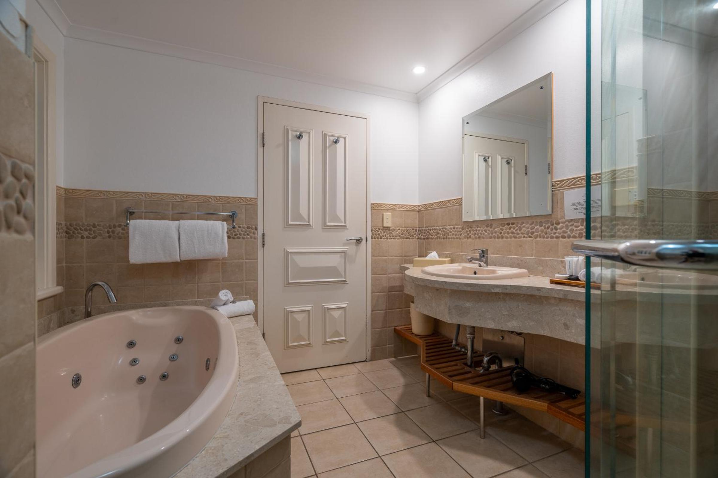 Studio with Spa Bath - Photo 2