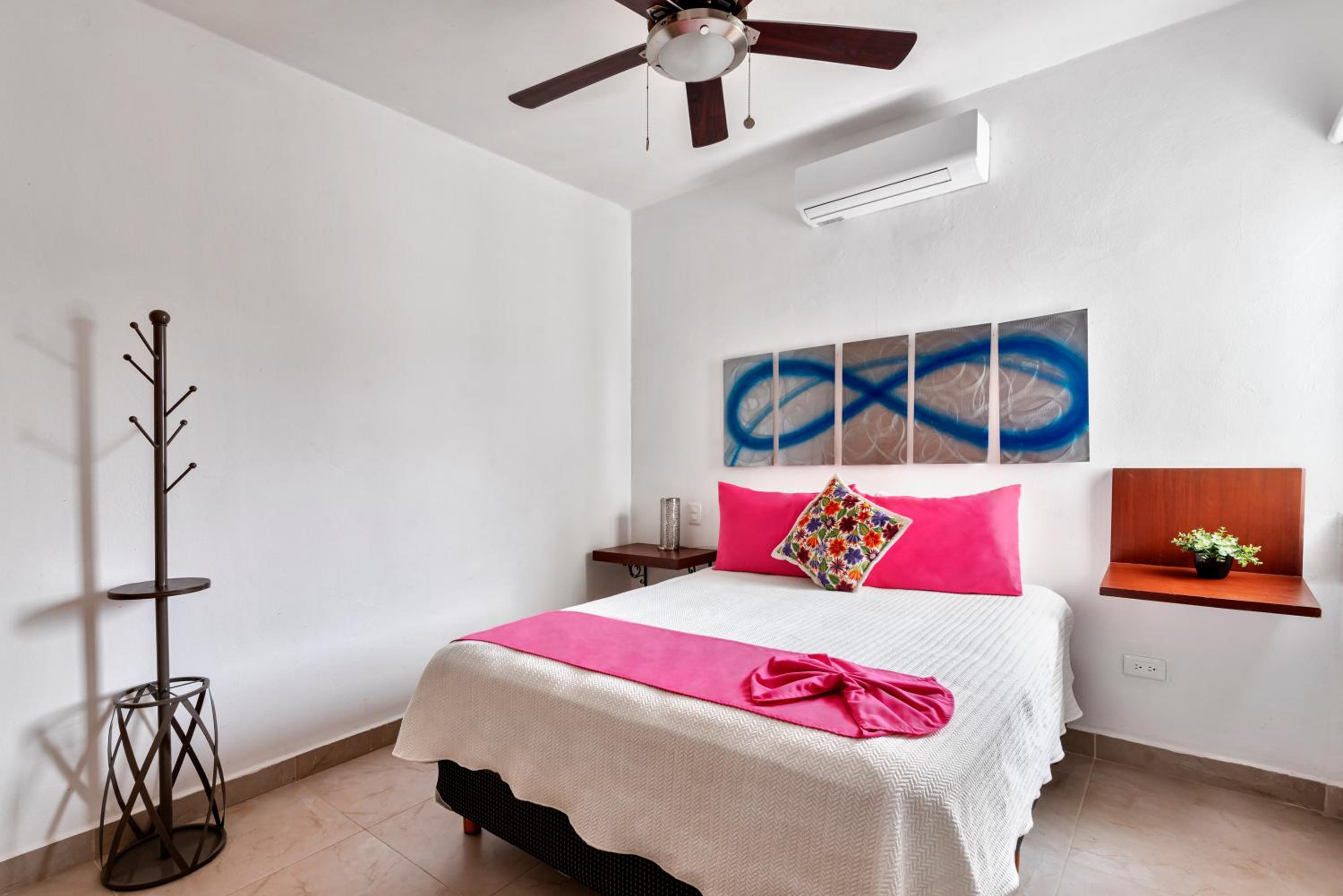 One-Bedroom Apartment With Partial Ocean View. photo 3