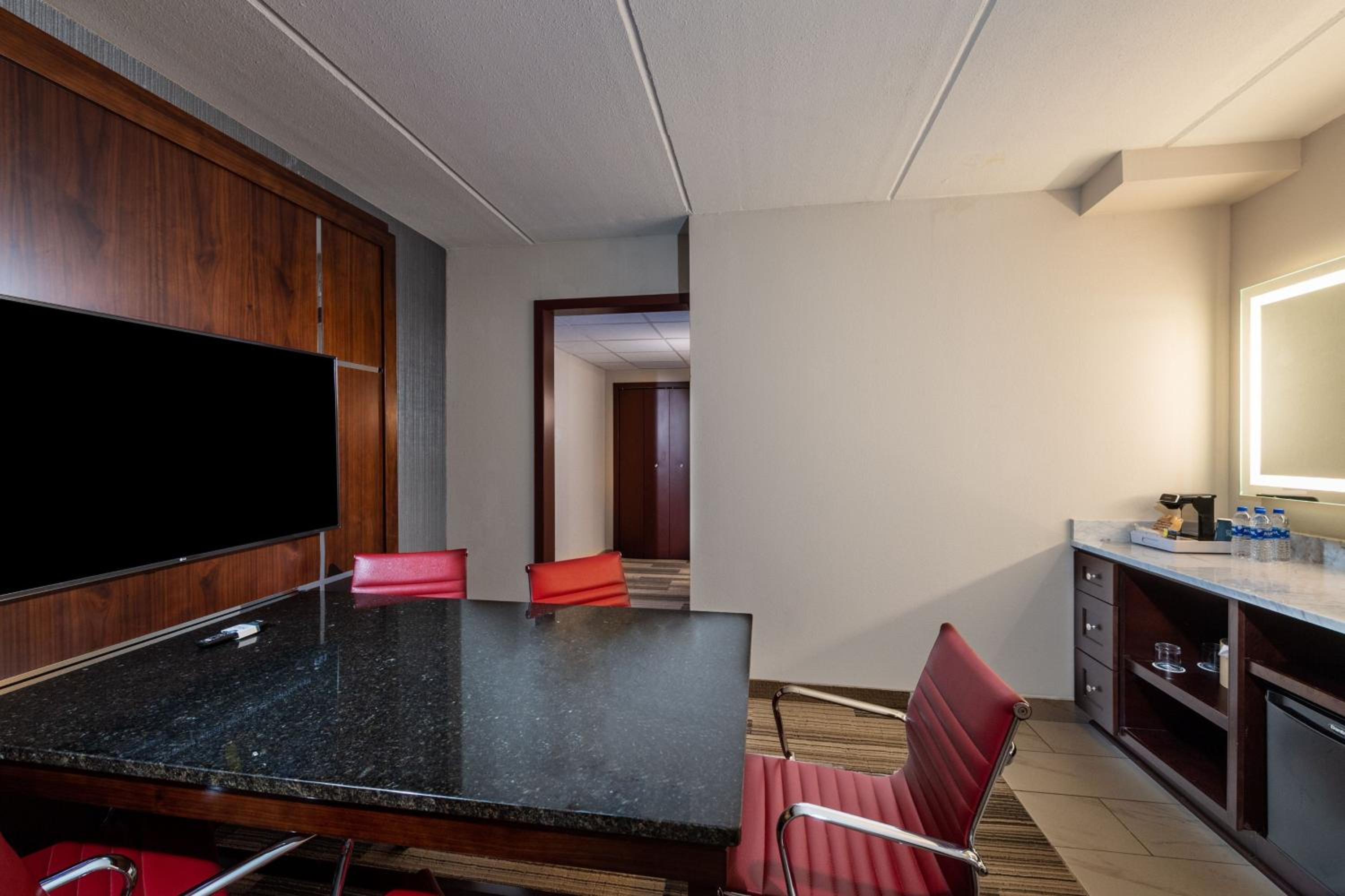 Executive King Suite - Photo 3