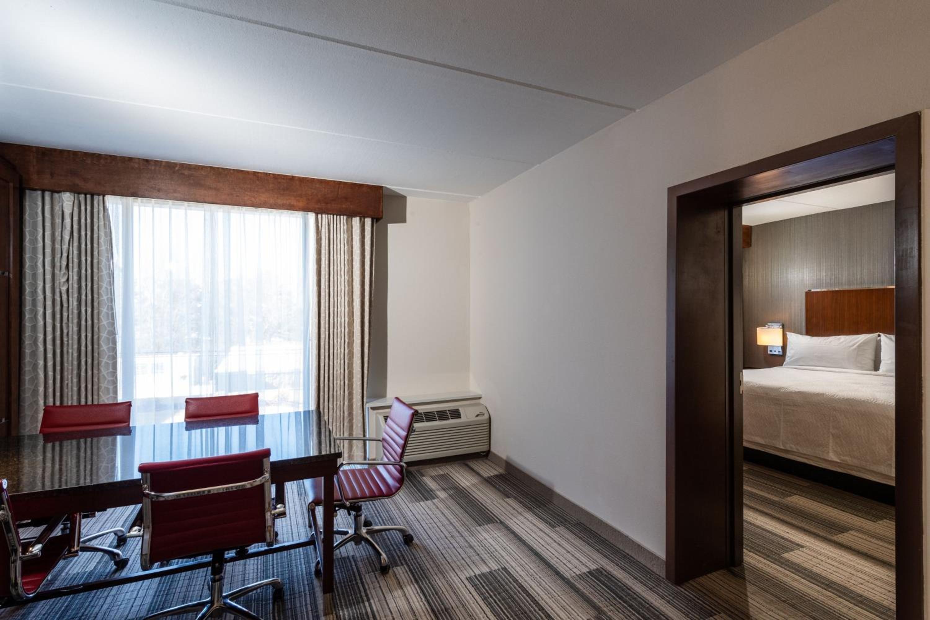 Executive King Suite - Photo 2