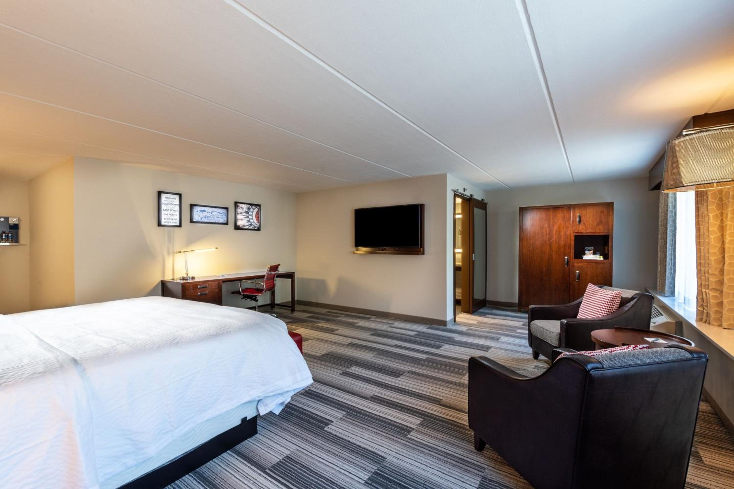 Deluxe Corner King Room - Photo 3