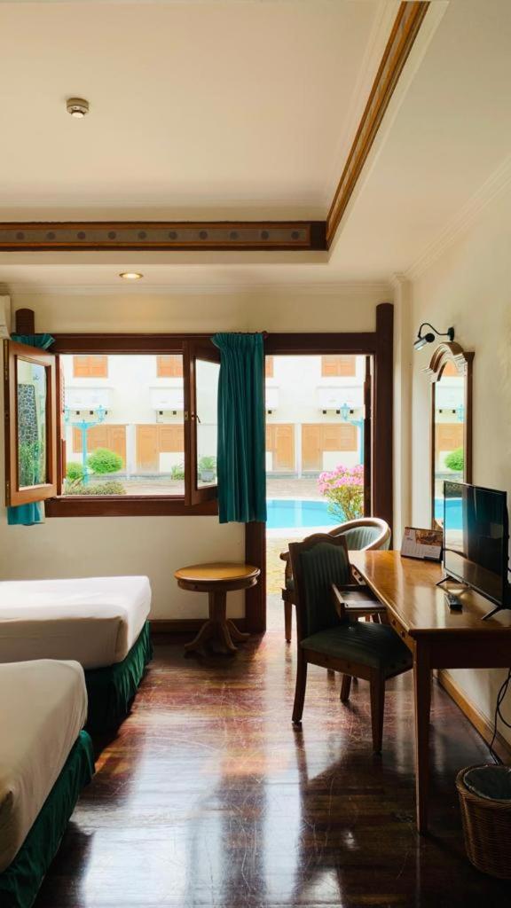 Deluxe Double or Twin Room with Pool Access