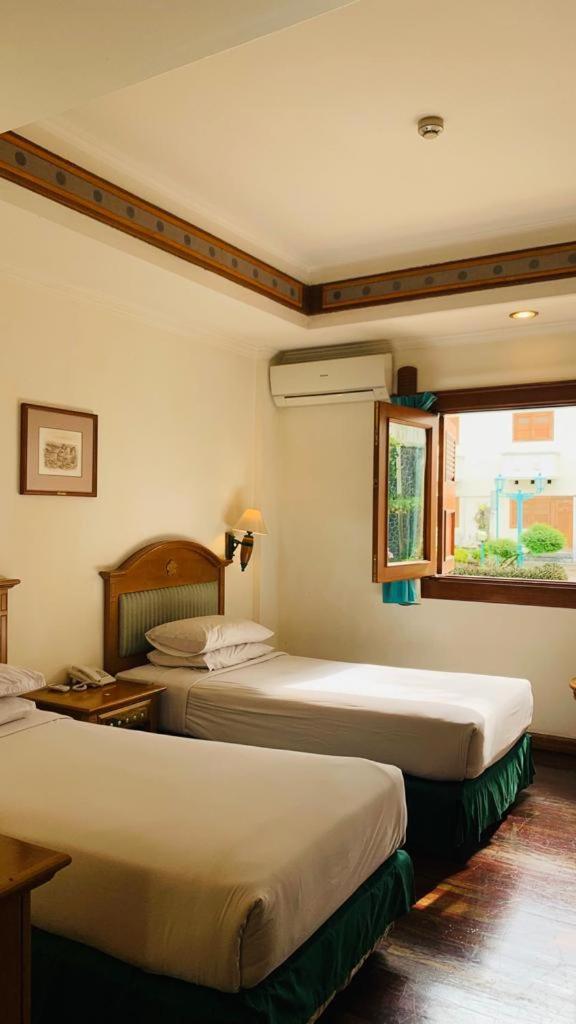 Deluxe Double or Twin Room with Pool Access photo 3