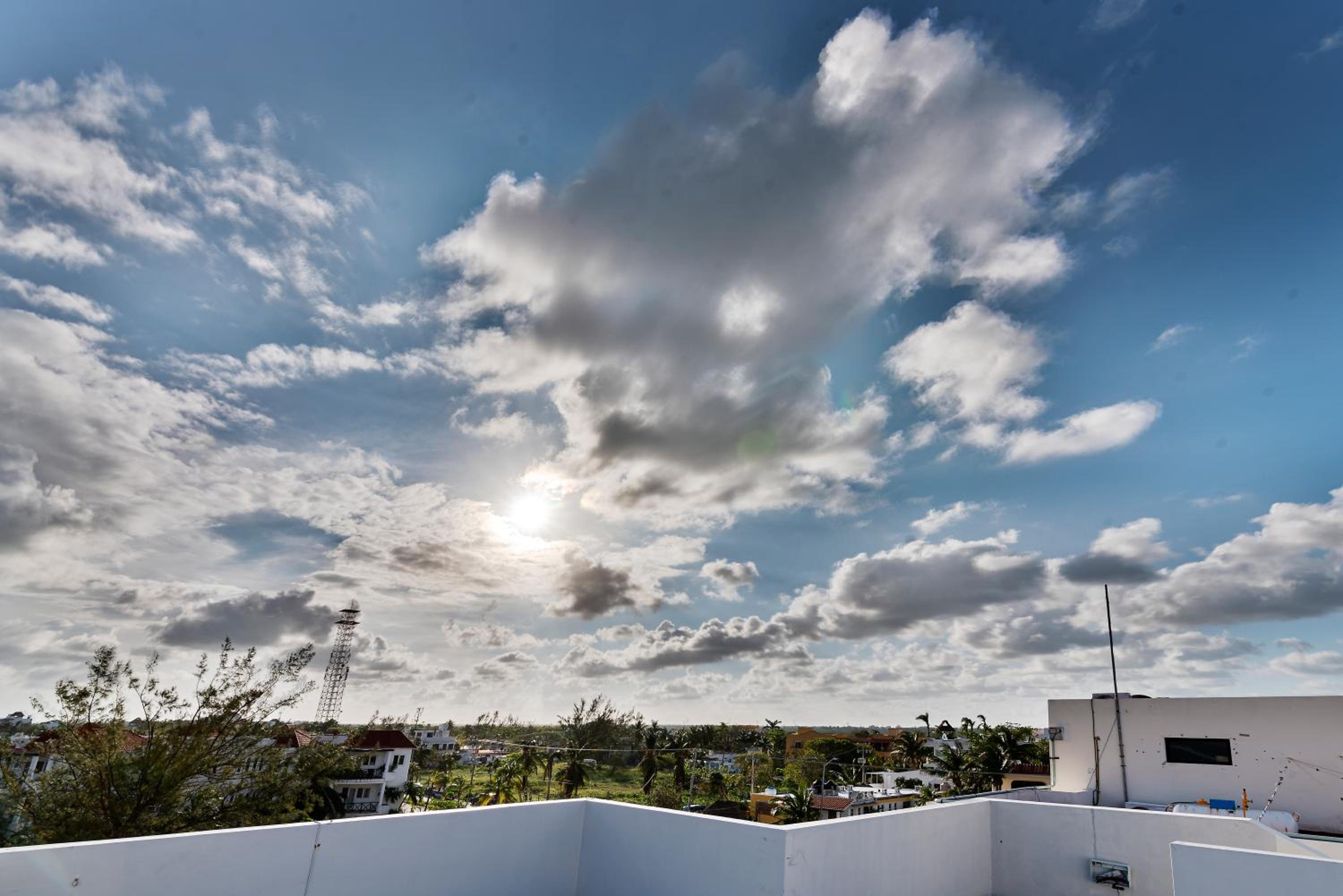 One-Bedroom Apartment With Partial Ocean View. photo 2